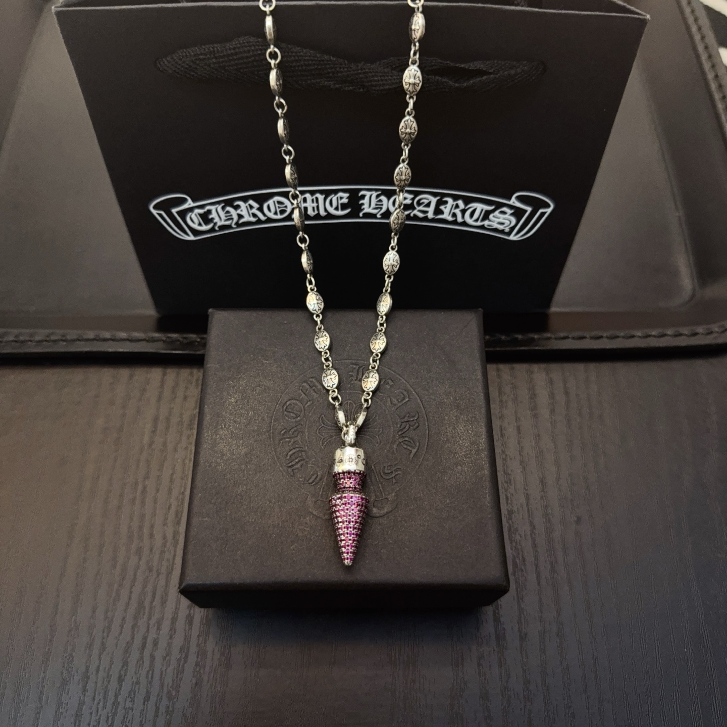 NO:385353,New [Counter Quality] Chrome Hearts retro cross ball necklace, pink drill bullet pendant, different pattern design styles with concave and convex shapes, presenting uniqueness, Cross Scout flowers are Croxin's ambition, so they last longer. Genuine version of Chrome Hearts Croxin, differentiated from the market, benchmarked on the quality of the version, looking at the details of the letter printing, retro old gray oxygen level. Seiko version!  !  !  Pure handmade ~ Authentic model opening must-have fashion and fashion, both men and women can wear it, same style for couples, original official website, rock punk style silver style, retro elements, trendy and versatile!  , jewelry boutique, chrome hearts, chrome hearts, necklace19860909新款【专柜品质】Chrome Hearts克罗心复古十字花球项链 粉钻子弹吊坠 凹凸造型不同的花纹设计风格 呈现出与众不同 十字架 童军花是克罗心的志 所以更经久不衰 正品打版Chrome Hearts克罗心 区别市场普通轻版 对版对标品质 看字印细节 复古做旧灰氧程度.精工版本！！！ 纯手工打造 ～正品开模潮流时尚必备 男女均可佩戴 情侣同款 官网原版 摇滚朋克泰银风格 复古元素 潮流百搭！,饰品精品,chrome hearts,chrome hearts,necklace,Jewelry