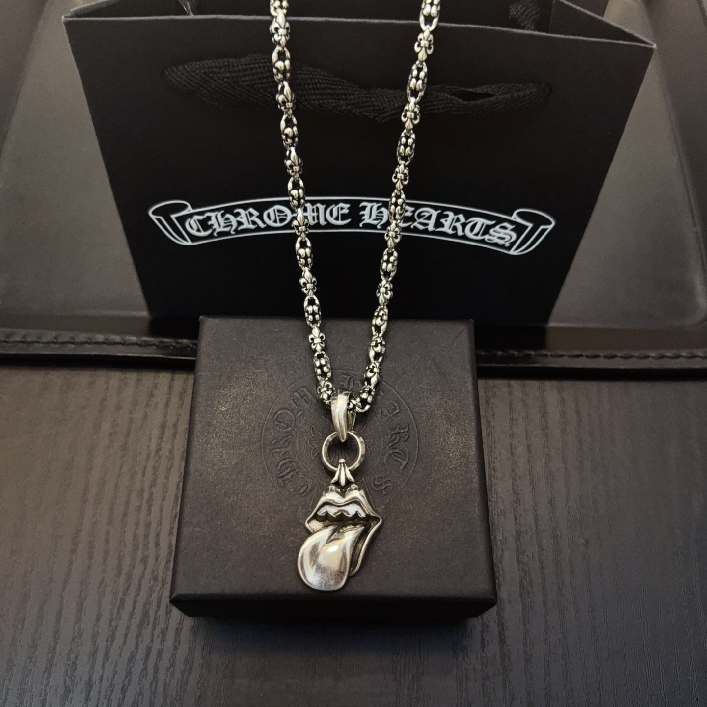 NO:385363,New [Counter Quality] Chrome Hearts retro Scout Flower Necklace, Big Tongue Pendant, Different Concave and Convex and Convex Design Styles, Showing a Different Style. Cross Scout Flower is Crowing's Ambition, so it lasts forever. Genuine version of Chrome Hearts, Different from the market, Benchmarking the quality of the version, Look at the details of the letter printing, Retro and old gray oxygen level. Seiko version!  !  !  Pure handmade ~ Authentic model opening must-have fashion and fashion, both men and women can wear it, same style for couples, original official website, rock punk style silver style, retro elements, trendy and versatile!  , jewelry boutique, chrome hearts, chrome hearts, necklace19860909新款【专柜品质】Chrome Hearts克罗心复古童军花项链 大舌头吊坠 凹凸造型不同的花纹设计风格 呈现出与众不同 十字架 童军花是克罗心的志 所以更经久不衰 正品打版Chrome Hearts克罗心 区别市场普通轻版 对版对标品质 看字印细节 复古做旧灰氧程度.精工版本！！！ 纯手工打造 ～正品开模潮流时尚必备 男女均可佩戴 情侣同款 官网原版 摇滚朋克泰银风格 复古元素 潮流百搭！,饰品精品,chrome hearts,chrome hearts,necklace,Jewelry