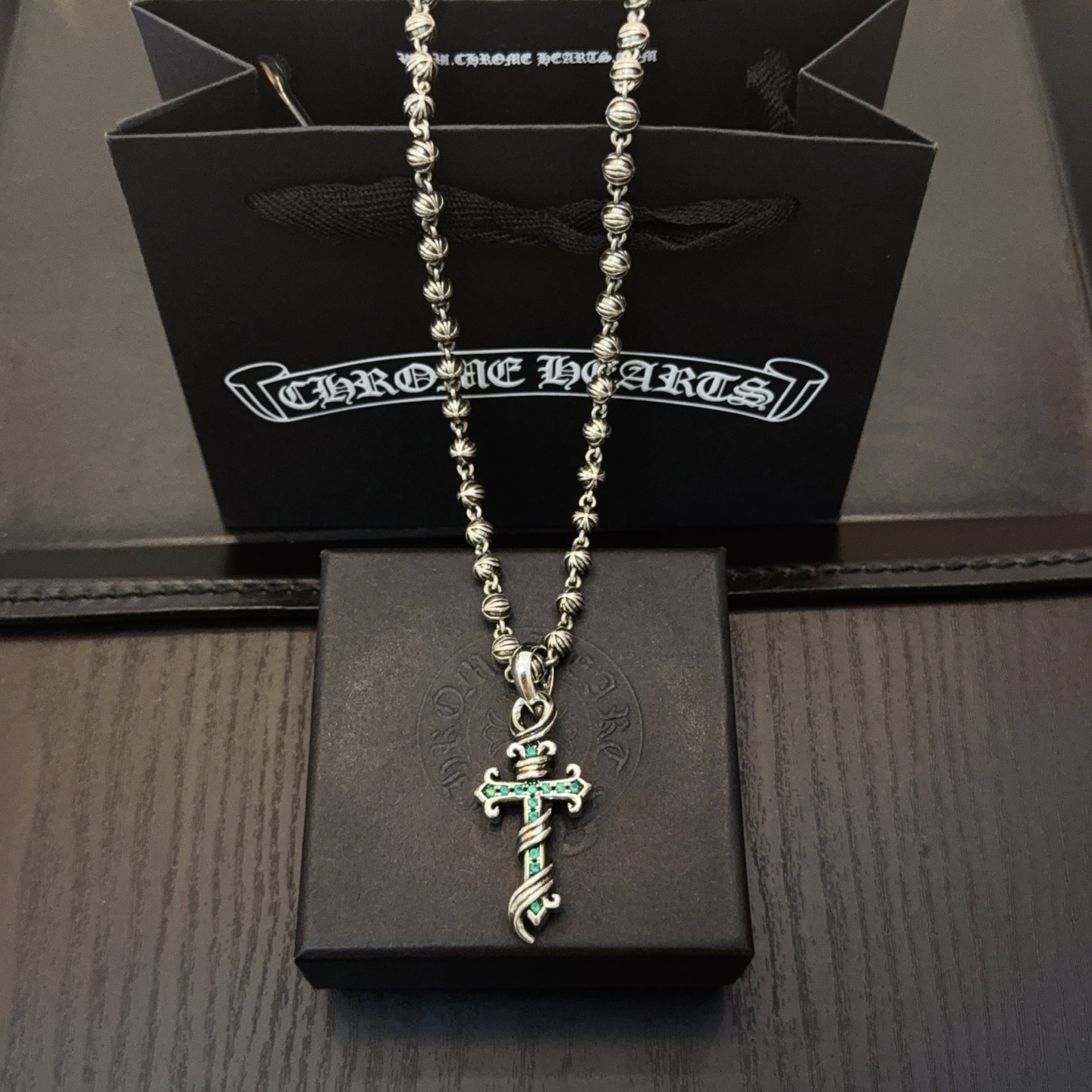 NO:385372,New [Counter Quality] Chrome Hearts retro cross ball necklace, green diamond cross pendant, different pattern design styles with concave and convex shapes, presenting unique crosses, Scout flowers are Croxin's ambition, so they last longer. Genuine version of Chrome Hearts, differentiated from the market, matched with the quality, look at the details of the letter printing, retro old gray oxygen level. Seiko version!  !  !  Pure handmade ~ Authentic model opening must-have fashion and fashion, both men and women can wear it, same style for couples, original official website, rock punk style silver style, retro elements, trendy and versatile!  , jewelry boutique, chrome hearts, chrome hearts, necklace19860909新款【专柜品质】Chrome Hearts克罗心复古十字花球项链 绿钻十字架吊坠 凹凸造型不同的花纹设计风格 呈现出与众不同 十字架 童军花是克罗心的志 所以更经久不衰 正品打版Chrome Hearts克罗心 区别市场普通轻版 对版对标品质 看字印细节 复古做旧灰氧程度.精工版本！！！ 纯手工打造 ～正品开模潮流时尚必备 男女均可佩戴 情侣同款 官网原版 摇滚朋克泰银风格 复古元素 潮流百搭！,饰品精品,chrome hearts,chrome hearts,necklace,Jewelry