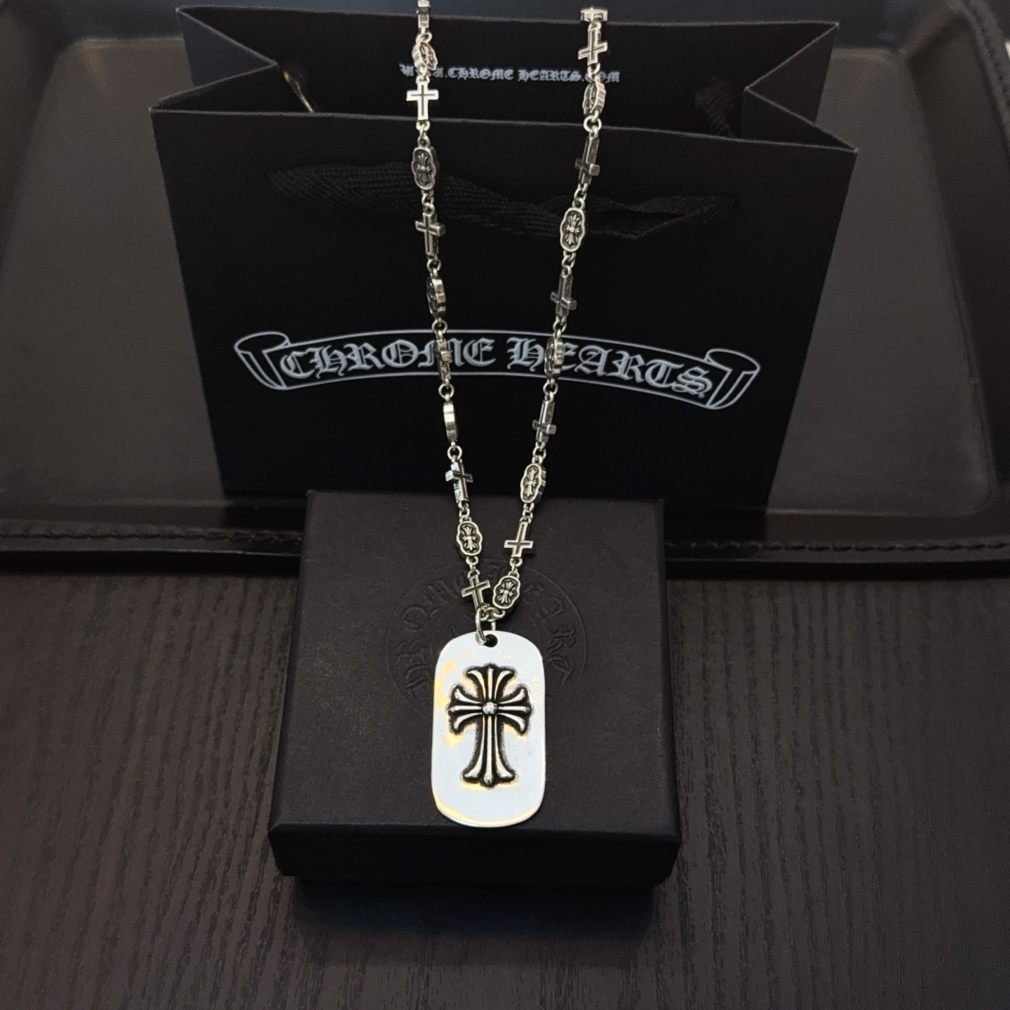 NO:386681,New [Counter Quality] Chrome Hearts Retro Cross Necklace Square Cross Pendant Different Concave and Convex Scout Flowers are Croxin's ambitions, so they last longer. Genuine Chrome Hearts Croxin's version is the ordinary light version of the market. The quality is benchmarked against the quality of the text and print details. The degree of retro old gray oxygen. Seiko version!  !  !  Pure handmade ~ Authentic model opening must-have fashion and fashion, both men and women can wear it, same style for couples, original official website, rock punk style silver style, retro elements, trendy and versatile!  , jewelry boutique, chrome hearts, chrome hearts, necklace19860909新款【专柜品质】Chrome Hearts克罗心复古十字架项链 方牌十字架吊坠 凹凸造型不同的花纹设计风格 呈现出与众不同 十字架 童军花是克罗心的志 所以更经久不衰 正品打版Chrome Hearts克罗心 区别市场普通轻版 对版对标品质 看字印细节 复古做旧灰氧程度.精工版本！！！ 纯手工打造 ～正品开模潮流时尚必备 男女均可佩戴 情侣同款 官网原版 摇滚朋克泰银风格 复古元素 潮流百搭！,饰品精品,chrome hearts,chrome hearts,necklace,Jewelry