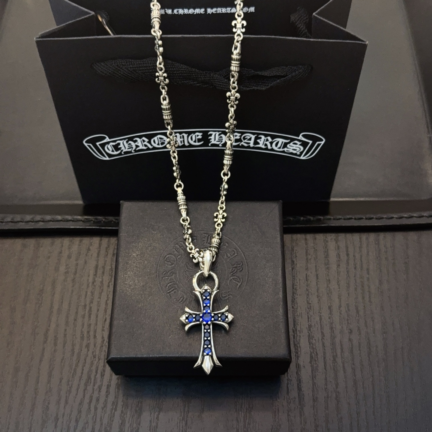 NO:386691,New [Counter Quality] Chrome Hearts Retro Cross Flower Ball Necklace, Blue Diamond Cross Pendant, Different Concave and Convex and Convex Design Styles, Showing a Different Style. Cross Scout Flowers are Croxin's ambition, so they last longer. Genuine version of Chrome Hearts Croxin, differentiating the market, benchmarking the quality of the version, looking at the details of the letter printing, retro, old gray oxygen level. Seiko version!  !  !  Pure handmade ~ Authentic model opening must-have fashion and fashion, both men and women can wear it, same style for couples, original official website, rock punk style silver style, retro elements, trendy and versatile!  , jewelry boutique, chrome hearts, chrome hearts, necklace19860909新款【专柜品质】Chrome Hearts克罗心复古十字花球项链 蓝钻十字架吊坠 凹凸造型不同的花纹设计风格 呈现出与众不同 十字架 童军花是克罗心的志 所以更经久不衰 正品打版Chrome Hearts克罗心 区别市场普通轻版 对版对标品质 看字印细节 复古做旧灰氧程度.精工版本！！！ 纯手工打造 ～正品开模潮流时尚必备 男女均可佩戴 情侣同款 官网原版 摇滚朋克泰银风格 复古元素 潮流百搭！,饰品精品,chrome hearts,chrome hearts,necklace,Jewelry
