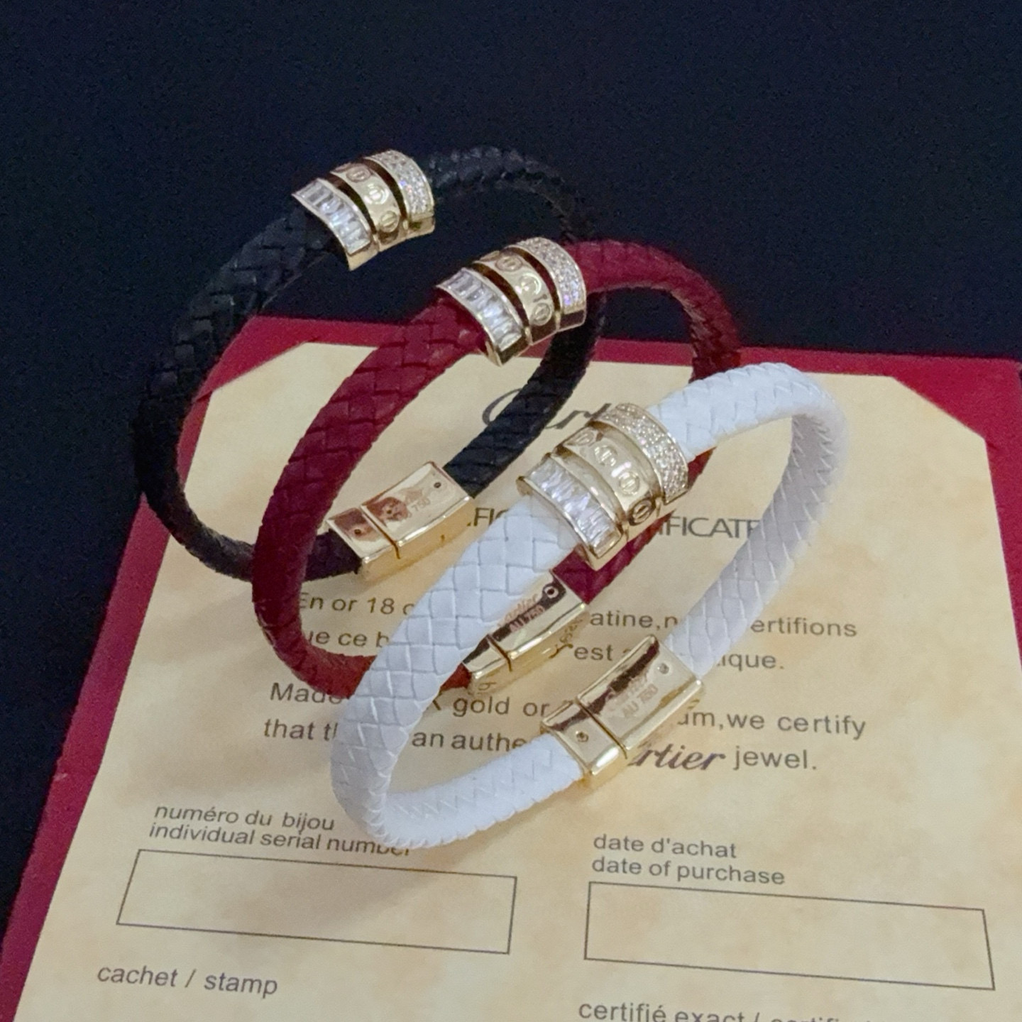 NO:387354,Cartier love diamond-inlaid leather rope bracelet high-end customized version diamond inlaid craft V gold material classic and fashionable style reconstructs love aesthetics with sharp lines!  Breaking the convention, diamond-inlaid design creates a high-end ceiling - no need to build glitz, love should be pure as before. Cartier is loved by many celebrities and internet celebrities. The Leopard series bracelet is definitely an eternal classic, and there is no limit on men and women, and no limit on age!  Wear it you are the focus!  , jewelry boutique, cartier, bracelet19860909卡地亚love镶钻皮绳手镯 高端定制版本 镶嵌钻工艺 V金材质 经典而时尚风格 用凌厉线条重构爱情美学！打破常规,镶嵌钻设计反而成就高级感天花板——无需浮华堆砌,爱本应纯粹如初 卡地亚受众多明星网红的爱戴 豹子系列手镯 绝对是永恒经典 而且男女不限 年龄不限 ！戴上它你就是焦点！,饰品精品,cartier,bracelet,Jewelry