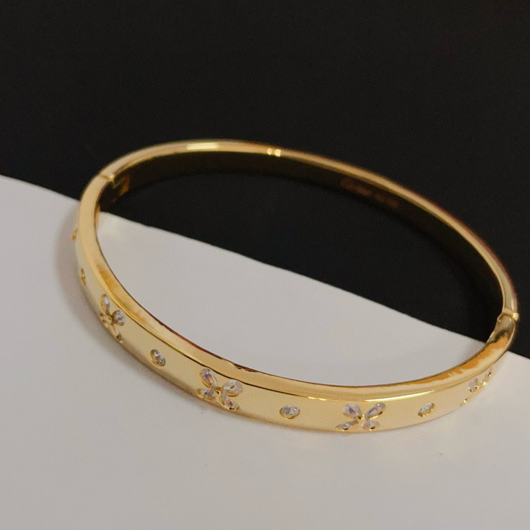 NO:387360,Cartier diamond bracelet, high-end customized version, diamond inlay craft, V-gold material, classic and fashionable style, reconstructing love aesthetics with sharp lines!  Breaking the convention, diamond-inlaid design creates a high-end ceiling - no need to build glitz, love should be pure as before. Cartier is loved by many celebrities and internet celebrities. The Leopard series bracelet is definitely an eternal classic, and there is no limit on men and women, and no limit on age!  Wear it you are the focus!  , jewelry boutique, cartier, bracelet, bracelet19860909卡地亚镶钻手链 高端定制版本 镶嵌钻工艺 V金材质 经典而时尚风格 用凌厉线条重构爱情美学！打破常规,镶嵌钻设计反而成就高级感天花板——无需浮华堆砌,爱本应纯粹如初 卡地亚受众多明星网红的爱戴 豹子系列手镯 绝对是永恒经典 而且男女不限 年龄不限 ！戴上它你就是焦点！,饰品精品,cartier,bracelet,bracelet,Jewelry