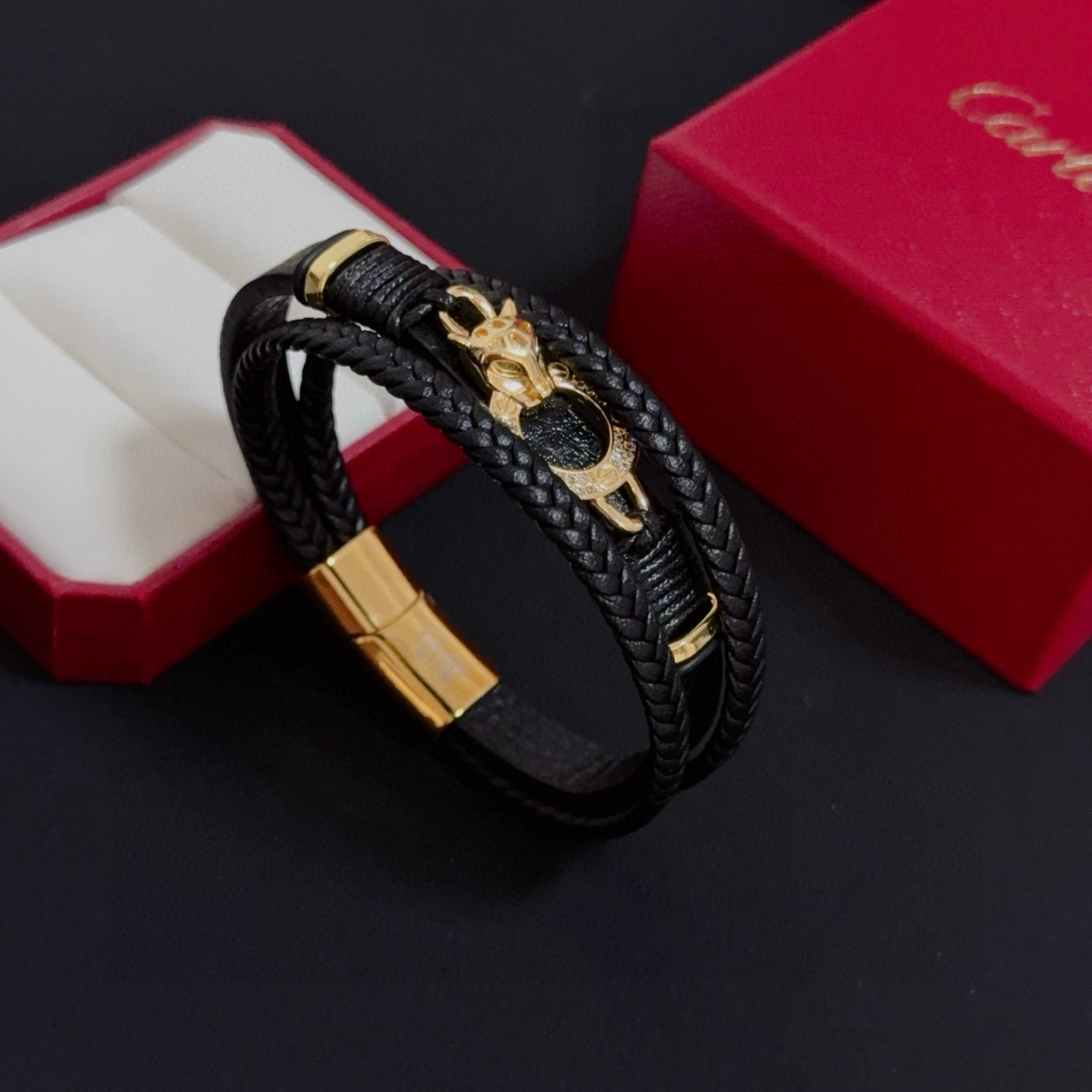 NO:387368,Cartier Leopard Head Diamond-Inlaid Leather Rope Bracelet High-end Customized Version Diamond Inlaid craft V-gold Material Classic and Fashion Style Reconstructing Love Aesthetics with sharp lines!  Breaking the convention, diamond-inlaid design creates a high-end ceiling - no need to build glitz, love should be pure as before. Cartier is loved by many celebrities and internet celebrities. The Leopard series bracelet is definitely an eternal classic, and there is no limit on men and women, and no limit on age!  Wear it you are the focus!  , jewelry boutique, cartier, bracelet19860909卡地亚豹头镶钻皮绳手镯 高端定制版本 镶嵌钻工艺 V金材质 经典而时尚风格 用凌厉线条重构爱情美学！打破常规,镶嵌钻设计反而成就高级感天花板——无需浮华堆砌,爱本应纯粹如初 卡地亚受众多明星网红的爱戴 豹子系列手镯 绝对是永恒经典 而且男女不限 年龄不限 ！戴上它你就是焦点！,饰品精品,cartier,bracelet,Jewelry