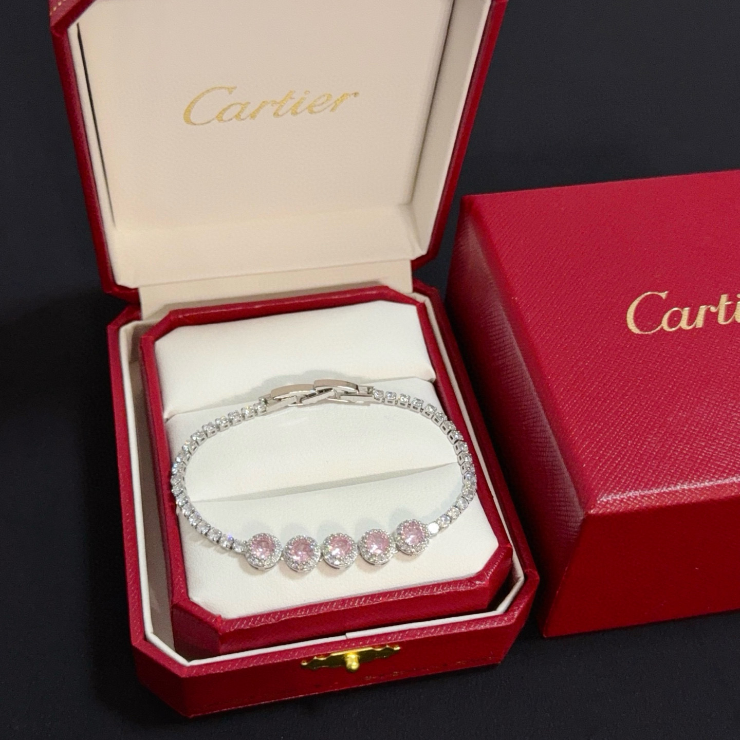 NO:387384,Cartier diamond-set necklace, high-end customized version, diamond-set craftsmanship, V-gold material, classic and fashionable style, reconstructing love aesthetics with sharp lines!  Breaking the convention, diamond-inlaid design creates a high-end ceiling - no need to build glitz, love should be pure as before. Cartier is loved by many celebrities and internet celebrities. The Leopard series bracelet is definitely an eternal classic, and there is no limit on men and women, and no limit on age!  Wear it you are the focus!  , jewelry boutique, cartier, necklace, bracelet19860909卡地亚镶钻项链 高端定制版本 镶嵌钻工艺 V金材质 经典而时尚风格 用凌厉线条重构爱情美学！打破常规,镶嵌钻设计反而成就高级感天花板——无需浮华堆砌,爱本应纯粹如初 卡地亚受众多明星网红的爱戴 豹子系列手镯 绝对是永恒经典 而且男女不限 年龄不限 ！戴上它你就是焦点！,饰品精品,cartier,necklace,bracelet,Jewelry