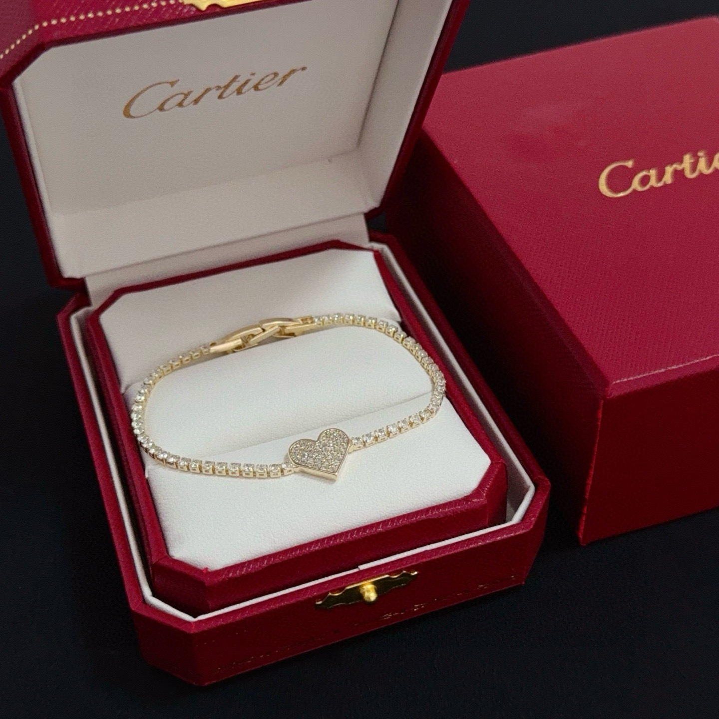 NO:387394,Cartier diamond-set love bracelet, high-end customized version, diamond-set craftsmanship, V-gold material, classic and fashionable style, reconstructing love aesthetics with sharp lines!  Breaking the convention, diamond-inlaid design creates a high-end ceiling - no need to build glitz, love should be pure as before. Cartier is loved by many celebrities and internet celebrities. The Leopard series bracelet is definitely an eternal classic, and there is no limit on men and women, and no limit on age!  Wear it you are the focus!  , jewelry boutique, cartier, bracelet, bracelet19860909卡地亚镶钻爱心手链 高端定制版本 镶嵌钻工艺 V金材质 经典而时尚风格 用凌厉线条重构爱情美学！打破常规,镶嵌钻设计反而成就高级感天花板——无需浮华堆砌,爱本应纯粹如初 卡地亚受众多明星网红的爱戴 豹子系列手镯 绝对是永恒经典 而且男女不限 年龄不限 ！戴上它你就是焦点！,饰品精品,cartier,bracelet,bracelet,Jewelry