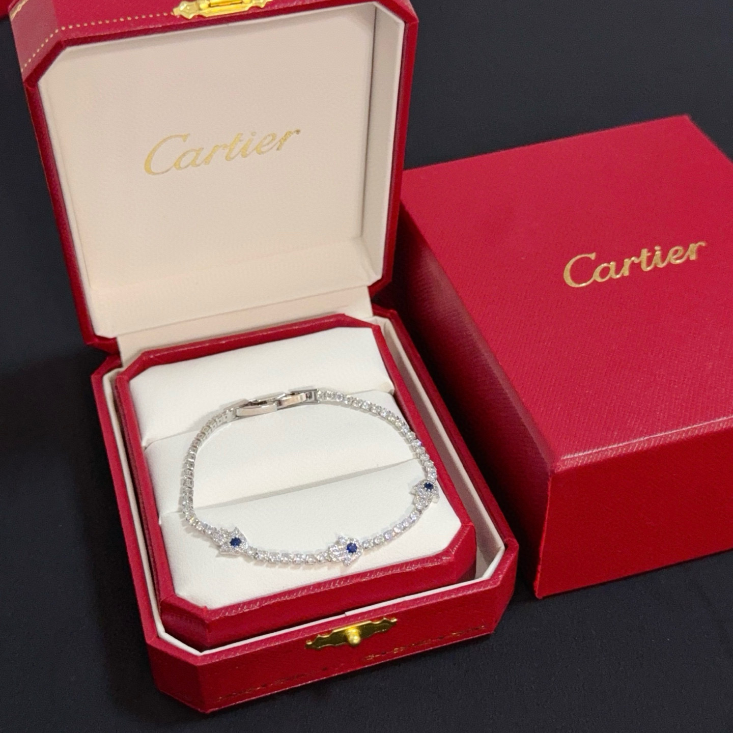 NO:387328,Cartier diamond bracelet, high-end customized version, diamond inlay craft, V-gold material, classic and fashionable style, reconstructing love aesthetics with sharp lines!  Breaking the convention, diamond-inlaid design creates a high-end ceiling - no need to build glitz, love should be pure as before. Cartier is loved by many celebrities and internet celebrities. The Leopard series bracelet is definitely an eternal classic, and there is no limit on men and women, and no limit on age!  Wear it you are the focus!  , jewelry boutique, cartier, bracelet, bracelet19860909卡地亚镶钻手链 高端定制版本 镶嵌钻工艺 V金材质 经典而时尚风格 用凌厉线条重构爱情美学！打破常规,镶嵌钻设计反而成就高级感天花板——无需浮华堆砌,爱本应纯粹如初 卡地亚受众多明星网红的爱戴 豹子系列手镯 绝对是永恒经典 而且男女不限 年龄不限 ！戴上它你就是焦点！,饰品精品,cartier,bracelet,bracelet,Jewelry