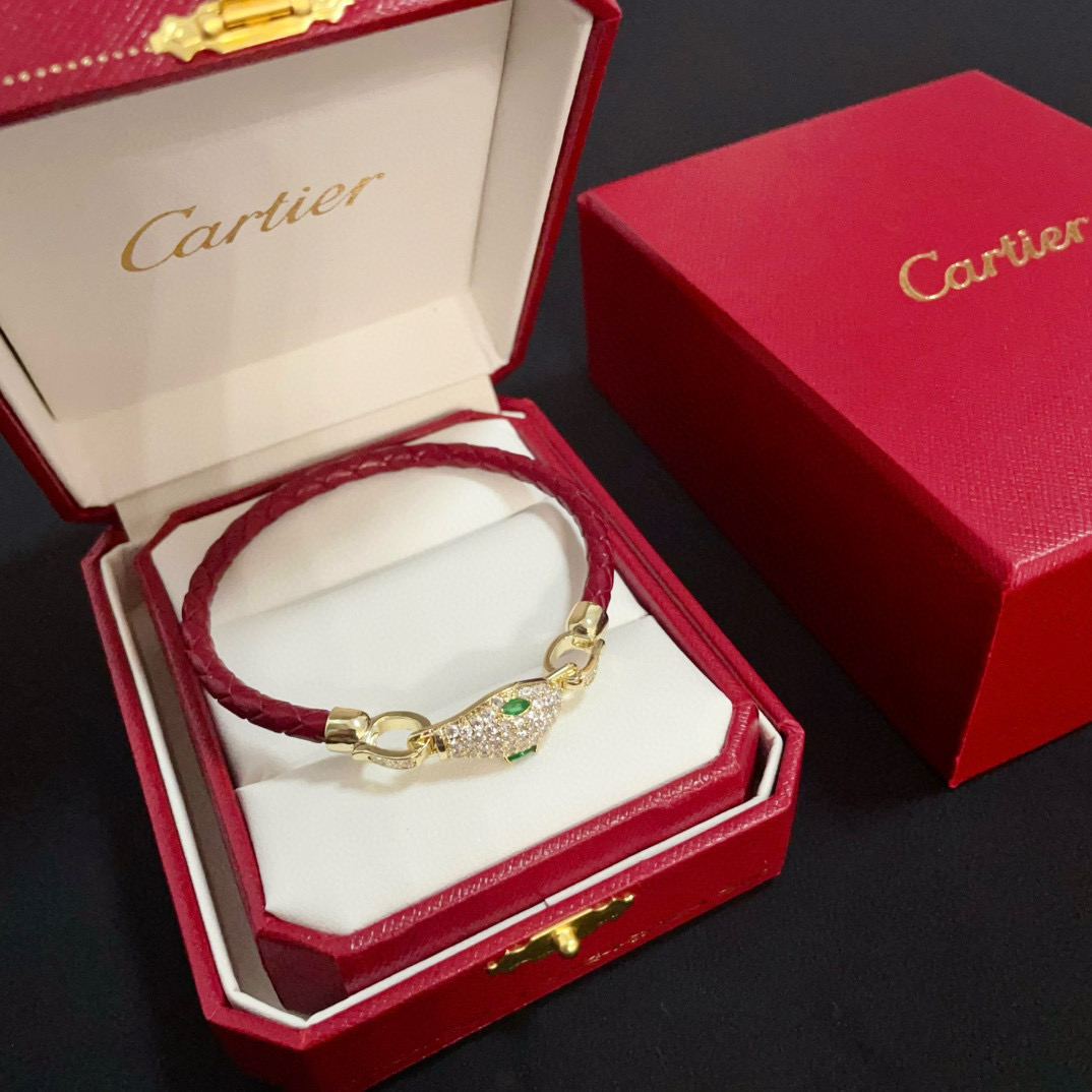 NO:387342,Cartier Leopard Head Diamond-Inlaid Leather Rope Bracelet High-end Customized Version Diamond Inlaid craft V-gold Material Classic and Fashion Style Reconstructing Love Aesthetics with sharp lines!  Breaking the convention, diamond-inlaid design creates a high-end ceiling - no need to build glitz, love should be pure as before. Cartier is loved by many celebrities and internet celebrities. The Leopard series bracelet is definitely an eternal classic, and there is no limit on men and women, and no limit on age!  Wear it you are the focus!  , jewelry boutique, cartier, bracelet19860909卡地亚豹头镶钻皮绳手镯 高端定制版本 镶嵌钻工艺 V金材质 经典而时尚风格 用凌厉线条重构爱情美学！打破常规,镶嵌钻设计反而成就高级感天花板——无需浮华堆砌,爱本应纯粹如初 卡地亚受众多明星网红的爱戴 豹子系列手镯 绝对是永恒经典 而且男女不限 年龄不限 ！戴上它你就是焦点！,饰品精品,cartier,bracelet,Jewelry