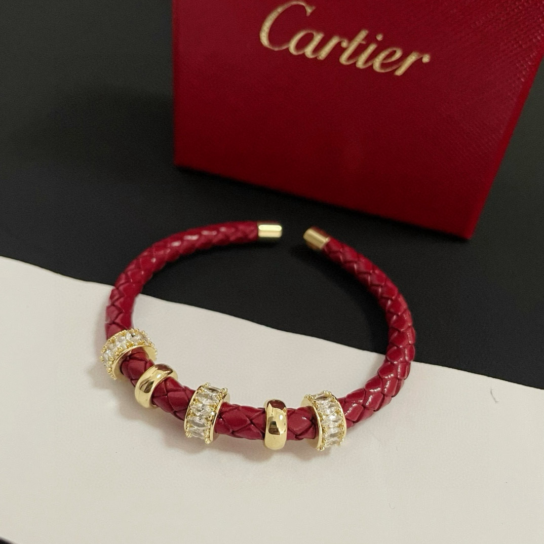 NO:387378,Cartier leather rope bracelet high-end customized version diamond inlay craftsmanship V gold material classic and fashionable style reconstructing love aesthetics with sharp lines!  Breaking the convention, diamond-inlaid design creates a high-end ceiling - no need to build glitz, love should be pure as before. Cartier is loved by many celebrities and internet celebrities. The Leopard series bracelet is definitely an eternal classic, and there is no limit on men and women, and no limit on age!  Wear it you are the focus!  , jewelry boutique, cartier, bracelet19860909卡地亚皮绳手镯 高端定制版本 镶嵌钻工艺 V金材质 经典而时尚风格 用凌厉线条重构爱情美学！打破常规,镶嵌钻设计反而成就高级感天花板——无需浮华堆砌,爱本应纯粹如初 卡地亚受众多明星网红的爱戴 豹子系列手镯 绝对是永恒经典 而且男女不限 年龄不限 ！戴上它你就是焦点！,饰品精品,cartier,bracelet,Jewelry