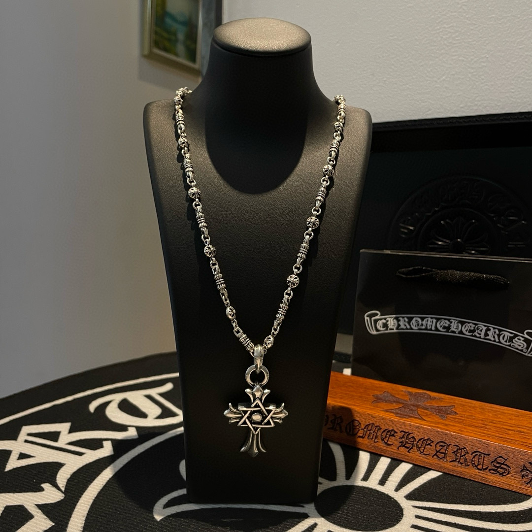 NO:386759,TikTok/Kuaishou/ins/Xiaohongshu/Live Hot, New [Counter Quality] Chrome Hearts Cross Flower Ball Necklace, Cross Pendant, Concave and Convex and Convex Scout Flowers are Croxin's ambition, so they last forever. Genuine version of Chrome Hearts Croxin, different light version of the market, benchmarking quality, looking at the details of the letter printing, retro old gray oxygen level. Seiko version!  !  !  Pure handmade ~ Authentic model opening must-have fashion and fashion, both men and women can wear it, same style for couples, original official website, rock punk style silver style, retro elements, trendy and versatile!  , jewelry boutique, chrome hearts, chrome hearts, necklace19860909批 抖音/快手/ins/小红书/直播热门 ,新款【专柜品质】Chrome Hearts克罗心十字花球项链 ,十字架吊坠,凹凸造型不同的花纹设计风格 呈现出与众不同 十字架 童军花是克罗心的志 所以更经久不衰 正品打版Chrome Hearts克罗心 区别市场普通轻版 对版对标品质 看字印细节 复古做旧灰氧程度.精工版本！！！ 纯手工打造 ～正品开模潮流时尚必备 男女均可佩戴 情侣同款 官网原版 摇滚朋克泰银风格 复古元素 潮流百搭！,饰品精品,chrome hearts,chrome hearts,necklace,Jewelry