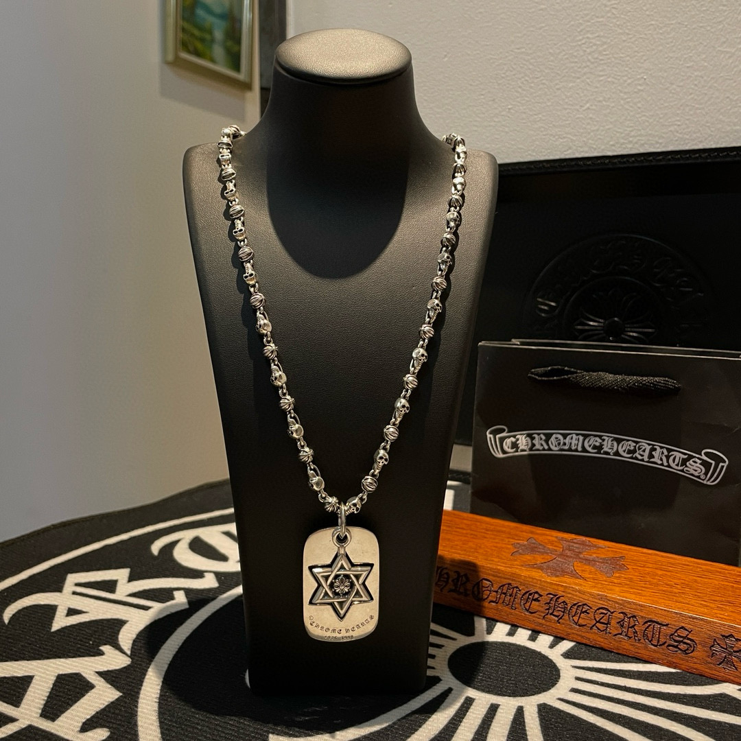 NO:386773,TikTok/Kuaishou/ins/Xiaohongshu/Live Hot, New [Counter Quality] Chrome Hearts Cross Flower Ball Skull Necklace, Five-star Flower Square Pendant, Concave and Convex and Convex Scout Flowers are Croxin's ambition, so they last forever. Genuine version of Chrome Hearts Croxin, different light version of the market, benchmarking quality, looking at the details of the letter printing, retro old gray oxygen level. Seiko version!  !  !  Pure handmade ~ Authentic model opening must-have fashion and fashion, both men and women can wear it, same style for couples, original official website, rock punk style silver style, retro elements, trendy and versatile!  , jewelry boutique, chrome hearts, chrome hearts, necklace19860909批 抖音/快手/ins/小红书/直播热门 ,新款【专柜品质】Chrome Hearts克罗心十字花球骷髅头项链 ,五星花方牌吊坠,凹凸造型不同的花纹设计风格 呈现出与众不同 十字架 童军花是克罗心的志 所以更经久不衰 正品打版Chrome Hearts克罗心 区别市场普通轻版 对版对标品质 看字印细节 复古做旧灰氧程度.精工版本！！！ 纯手工打造 ～正品开模潮流时尚必备 男女均可佩戴 情侣同款 官网原版 摇滚朋克泰银风格 复古元素 潮流百搭！,饰品精品,chrome hearts,chrome hearts,necklace,Jewelry