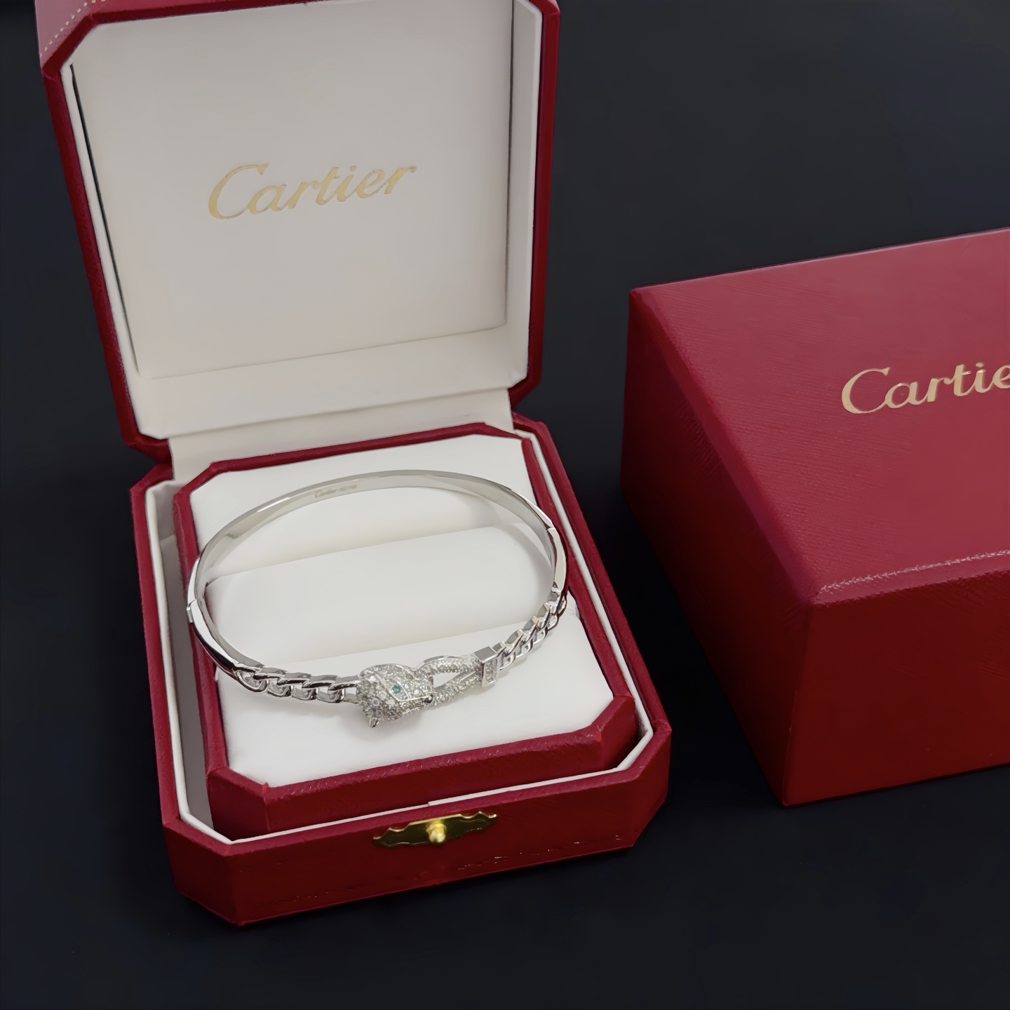 NO:387396,Cartier Cheetah Diamond Bracelet, Celebrity and Internet Celebrity, Douyin Xiaohongshu hit, high-end customized version, diamond inlay craftsmanship, V-gold material, classic and fashionable style, reconstructing love aesthetics with sharp lines!  Breaking the convention, diamond-inlaid design creates a high-end ceiling - no need to build glitz, love should be pure as before. Cartier is loved by many celebrities and internet celebrities. The Leopard series bracelet is definitely an eternal classic, and there is no limit on men and women, and no limit on age!  Wear it you are the focus!  , jewelry boutique, cartier, bracelet19860909卡地亚猎豹镶钻手镯 明星网红同歀 抖音小红书爆款 高端定制版本 镶嵌钻工艺 V金材质 经典而时尚风格 用凌厉线条重构爱情美学！打破常规,镶嵌钻设计反而成就高级感天花板——无需浮华堆砌,爱本应纯粹如初 卡地亚受众多明星网红的爱戴 豹子系列手镯 绝对是永恒经典 而且男女不限 年龄不限 ！戴上它你就是焦点！,饰品精品,cartier,bracelet,Jewelry