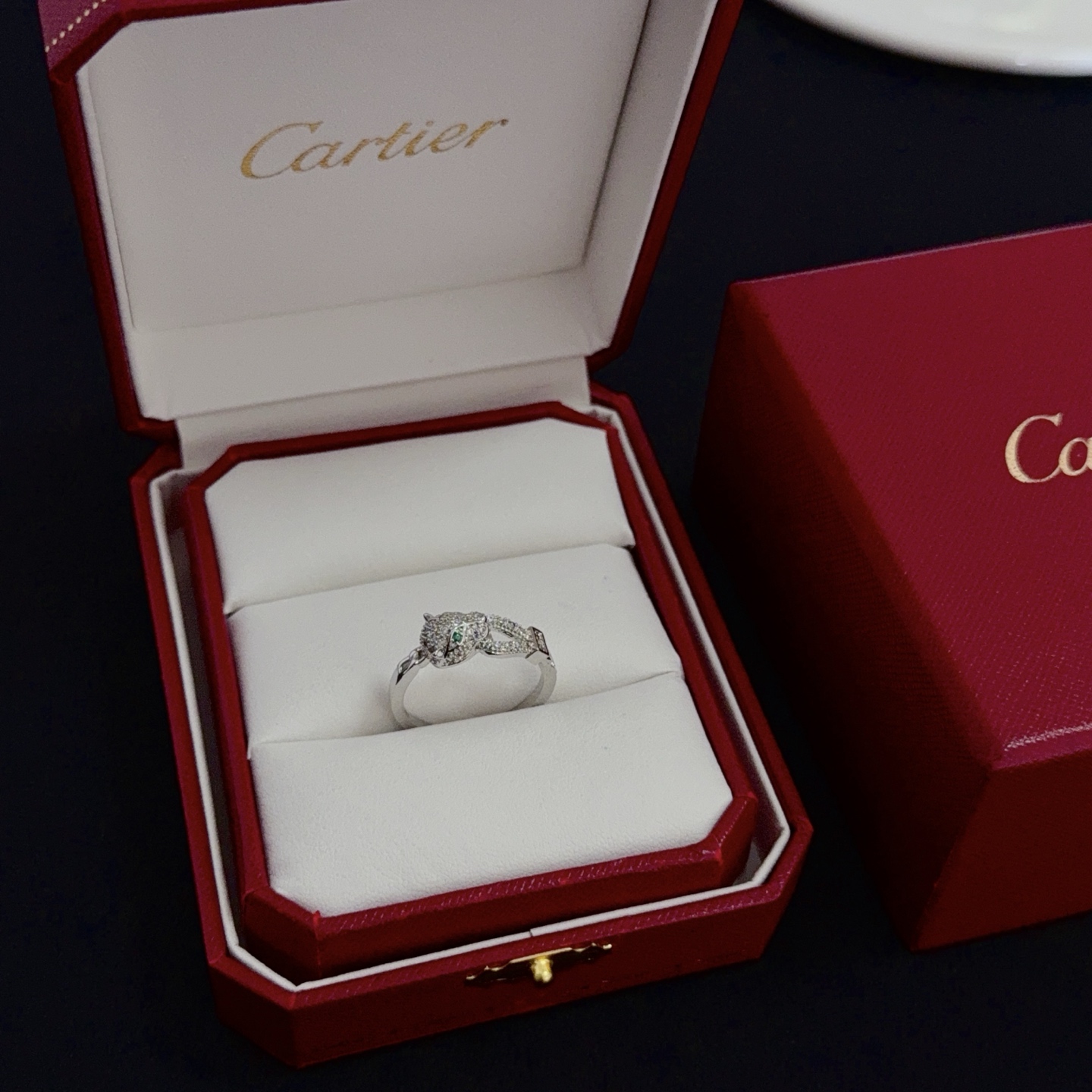 NO:387330,Cartier Cheetah Ring Celebrity Internet Celebrity Popular TikTok Xiaohongshu High-end Customized Version Diamond Inlay craftsmanship V-gold Material Classic and Fashion Style Reconstructing Love Aesthetics with sharp lines!  Breaking the convention, diamond-inlaid design creates a high-end ceiling - no need to build glitz, love should be pure as before. Cartier is loved by many celebrities and internet celebrities. The Leopard series bracelet is definitely an eternal classic, and there is no limit on men and women, and no limit on age!  Wear it you are the focus!  , jewelry boutique, cartier,ring,bracelet19860909卡地亚猎豹戒指 明星网红同歀 抖音小红书爆款 高端定制版本 镶嵌钻工艺 V金材质 经典而时尚风格 用凌厉线条重构爱情美学！打破常规,镶嵌钻设计反而成就高级感天花板——无需浮华堆砌,爱本应纯粹如初 卡地亚受众多明星网红的爱戴 豹子系列手镯 绝对是永恒经典 而且男女不限 年龄不限 ！戴上它你就是焦点！,饰品精品,cartier,ring,bracelet,Jewelry