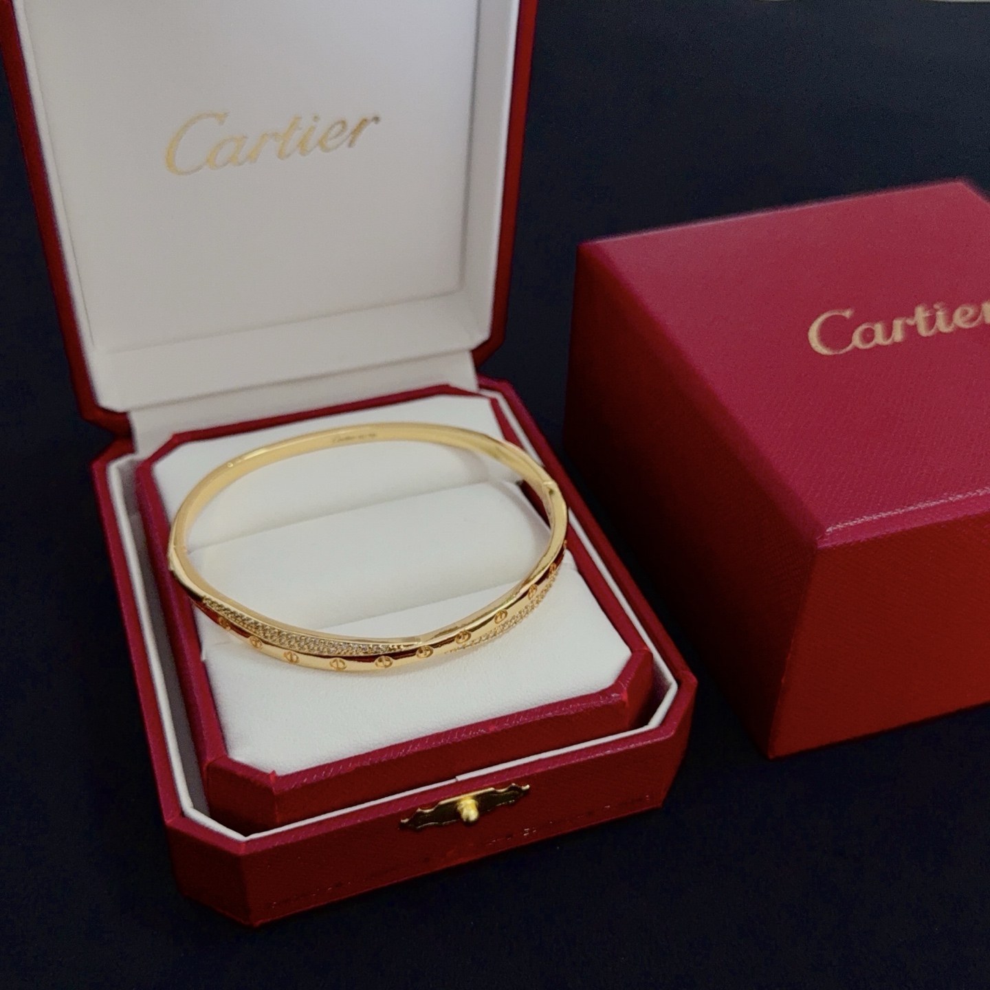 NO:387351,Cartier diamond-set bracelet, high-end customized version, diamond-set craftsmanship, V-gold material, classic and fashionable style, reconstructing love aesthetics with sharp lines!  Breaking the convention, diamond-inlaid design creates a high-end ceiling - no need to build glitz, love should be pure as before. Cartier is loved by many celebrities and internet celebrities. The Leopard series bracelet is definitely an eternal classic, and there is no limit on men and women, and no limit on age!  Wear it you are the focus!  , jewelry boutique, cartier, bracelet19860909卡地亚镶钻手镯 高端定制版本 镶嵌钻工艺 V金材质 经典而时尚风格 用凌厉线条重构爱情美学！打破常规,镶嵌钻设计反而成就高级感天花板——无需浮华堆砌,爱本应纯粹如初 卡地亚受众多明星网红的爱戴 豹子系列手镯 绝对是永恒经典 而且男女不限 年龄不限 ！戴上它你就是焦点！,饰品精品,cartier,bracelet,Jewelry