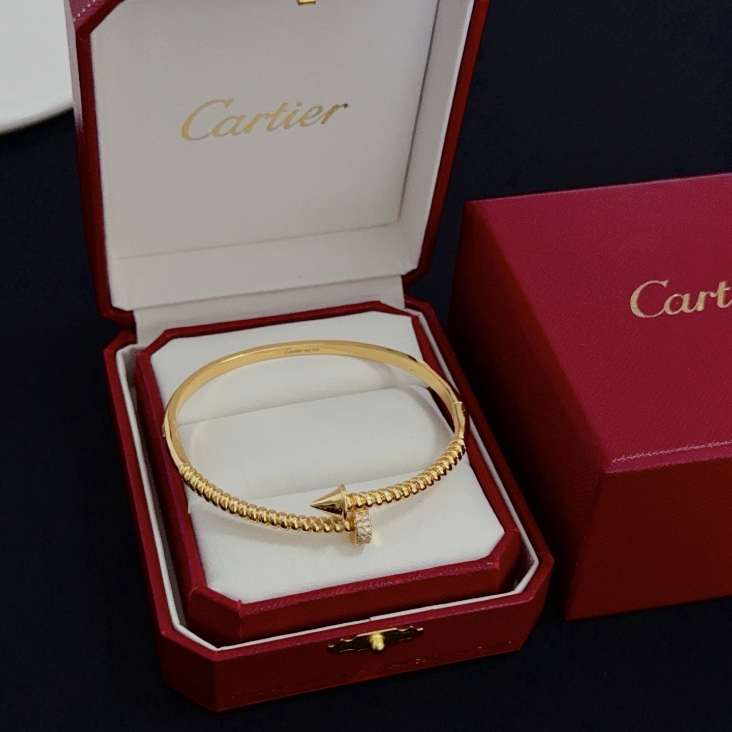 NO:387338,Cartier diamond-set nail bracelet, high-end customized version, diamond-set craftsmanship, V-gold material, classic and fashionable style, reconstructing love aesthetics with sharp lines!  Breaking the convention, diamond-inlaid design creates a high-end ceiling - no need to build glitz, love should be pure as before. Cartier is loved by many celebrities and internet celebrities. The Leopard series bracelet is definitely an eternal classic, and there is no limit on men and women, and no limit on age!  Wear it you are the focus!  , jewelry boutique, cartier, bracelet19860909卡地亚镶钻钉子手镯 高端定制版本 镶嵌钻工艺 V金材质 经典而时尚风格 用凌厉线条重构爱情美学！打破常规,镶嵌钻设计反而成就高级感天花板——无需浮华堆砌,爱本应纯粹如初 卡地亚受众多明星网红的爱戴 豹子系列手镯 绝对是永恒经典 而且男女不限 年龄不限 ！戴上它你就是焦点！,饰品精品,cartier,bracelet,Jewelry