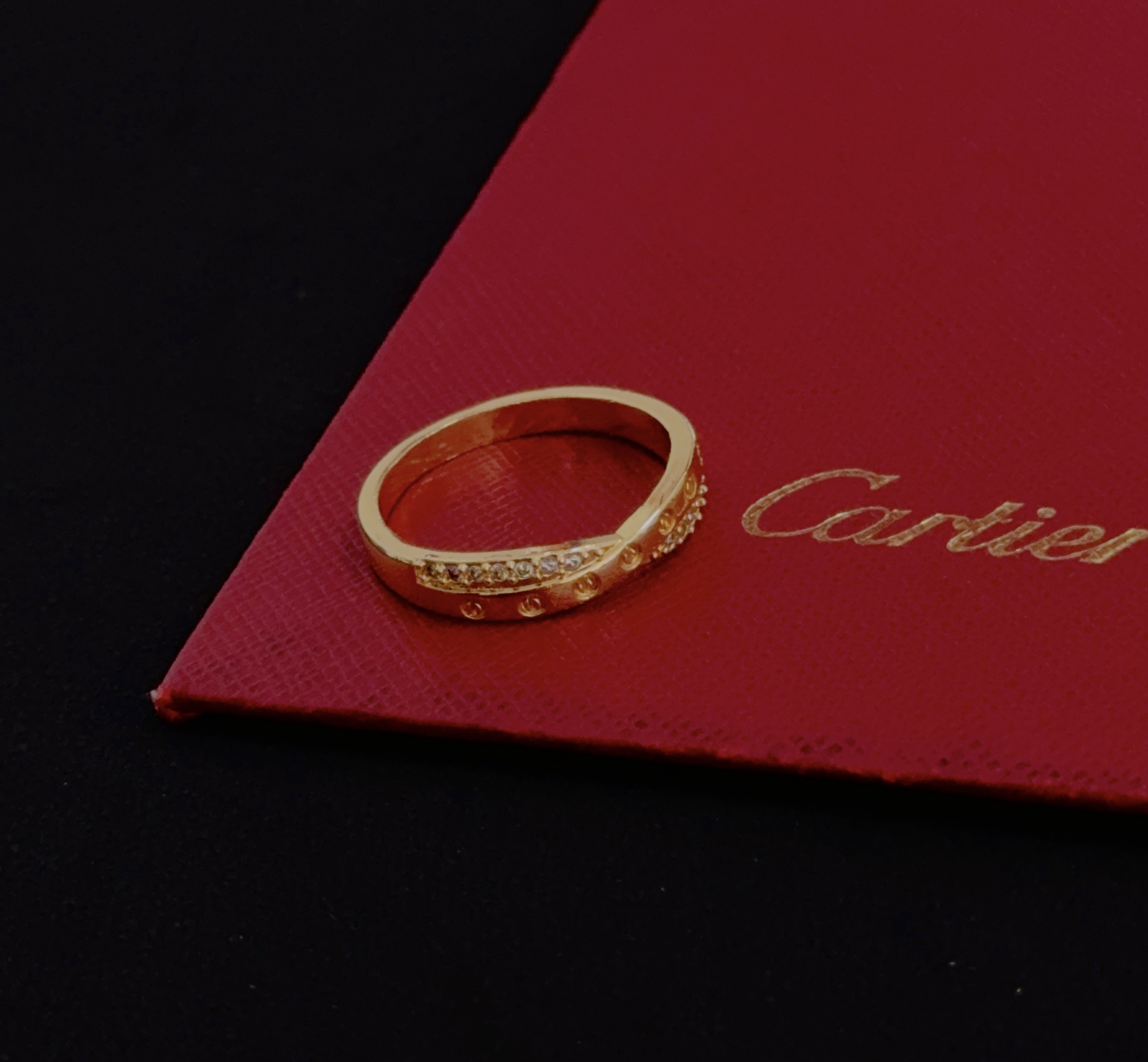 NO:387356,Cartier diamond ring, high-end customized version, diamond inlay craft, V-gold material, classic and fashionable style, reconstructing love aesthetics with sharp lines!  Breaking the convention, diamond-inlaid design creates a high-end ceiling - no need to build glitz, love should be pure as before. Cartier is loved by many celebrities and internet celebrities. The Leopard series bracelet is definitely an eternal classic, and there is no limit on men and women, and no limit on age!  Wear it you are the focus!  , jewelry boutique, cartier,ring,bracelet19860909卡地亚镶钻戒指 高端定制版本 镶嵌钻工艺 V金材质 经典而时尚风格 用凌厉线条重构爱情美学！打破常规,镶嵌钻设计反而成就高级感天花板——无需浮华堆砌,爱本应纯粹如初 卡地亚受众多明星网红的爱戴 豹子系列手镯 绝对是永恒经典 而且男女不限 年龄不限 ！戴上它你就是焦点！,饰品精品,cartier,ring,bracelet,Jewelry