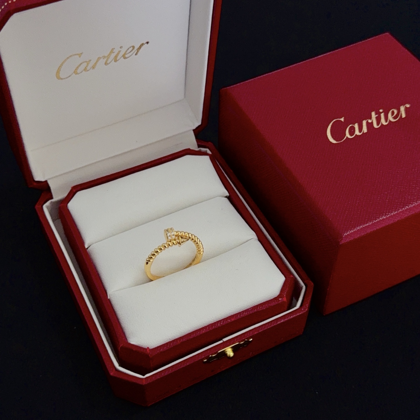 NO:387345,Cartier diamond-set nail ring High-end customized version Diamond inlay craft V-gold material Classic and fashionable style Reconstruct the aesthetics of love with sharp lines!  Breaking the convention, diamond-inlaid design creates a high-end ceiling - no need to build glitz, love should be pure as before. Cartier is loved by many celebrities and internet celebrities. The Leopard series bracelet is definitely an eternal classic, and there is no limit on men and women, and no limit on age!  Wear it you are the focus!  , jewelry boutique, cartier,ring,bracelet19860909卡地亚镶钻钉子戒指 高端定制版本 镶嵌钻工艺 V金材质 经典而时尚风格 用凌厉线条重构爱情美学！打破常规,镶嵌钻设计反而成就高级感天花板——无需浮华堆砌,爱本应纯粹如初 卡地亚受众多明星网红的爱戴 豹子系列手镯 绝对是永恒经典 而且男女不限 年龄不限 ！戴上它你就是焦点！,饰品精品,cartier,ring,bracelet,Jewelry
