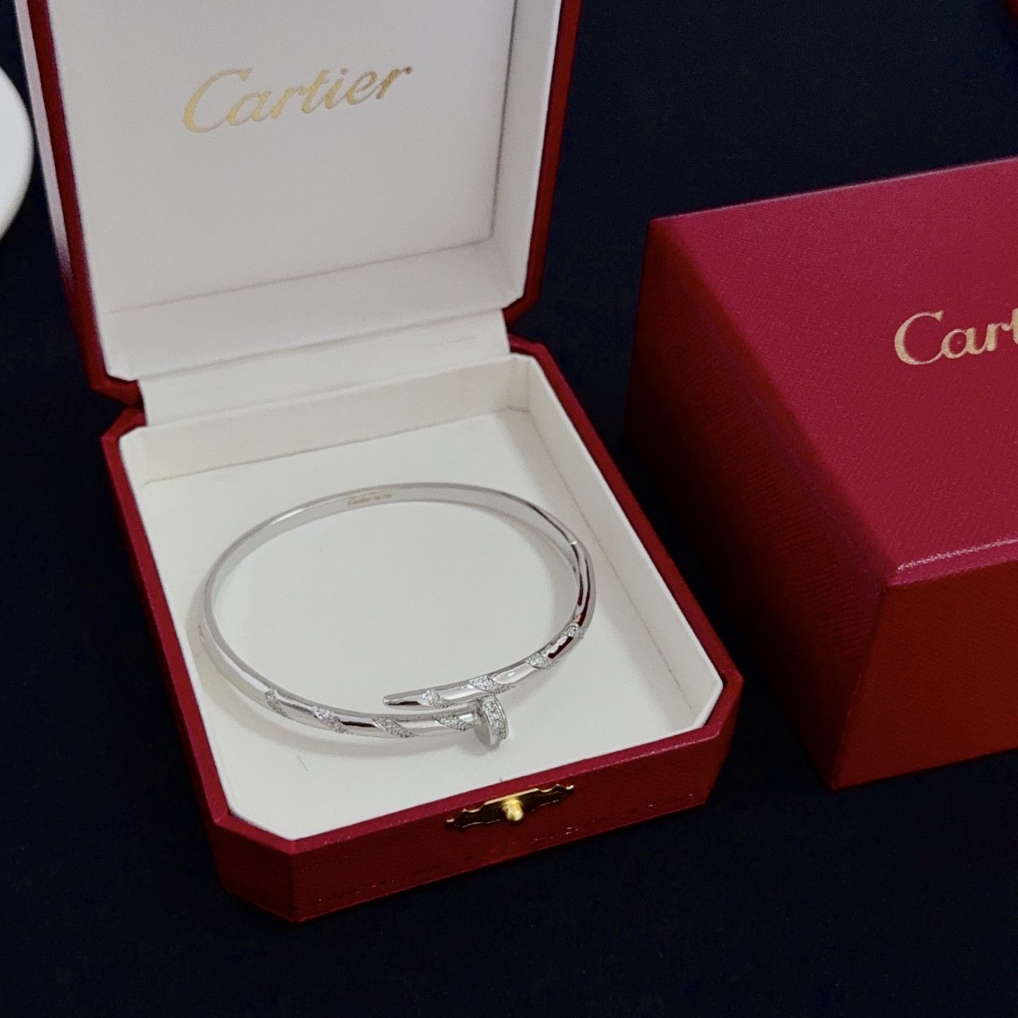 NO:387363,Cartier diamond-set nail bracelet, high-end customized version, diamond-set craftsmanship, V-gold material, classic and fashionable style, reconstructing love aesthetics with sharp lines!  Breaking the convention, diamond-inlaid design creates a high-end ceiling - no need to build glitz, love should be pure as before. Cartier is loved by many celebrities and internet celebrities. The Leopard series bracelet is definitely an eternal classic, and there is no limit on men and women, and no limit on age!  Wear it you are the focus!  , jewelry boutique, cartier, bracelet19860909卡地亚镶钻钉子手镯 高端定制版本 镶嵌钻工艺 V金材质 经典而时尚风格 用凌厉线条重构爱情美学！打破常规,镶嵌钻设计反而成就高级感天花板——无需浮华堆砌,爱本应纯粹如初 卡地亚受众多明星网红的爱戴 豹子系列手镯 绝对是永恒经典 而且男女不限 年龄不限 ！戴上它你就是焦点！,饰品精品,cartier,bracelet,Jewelry