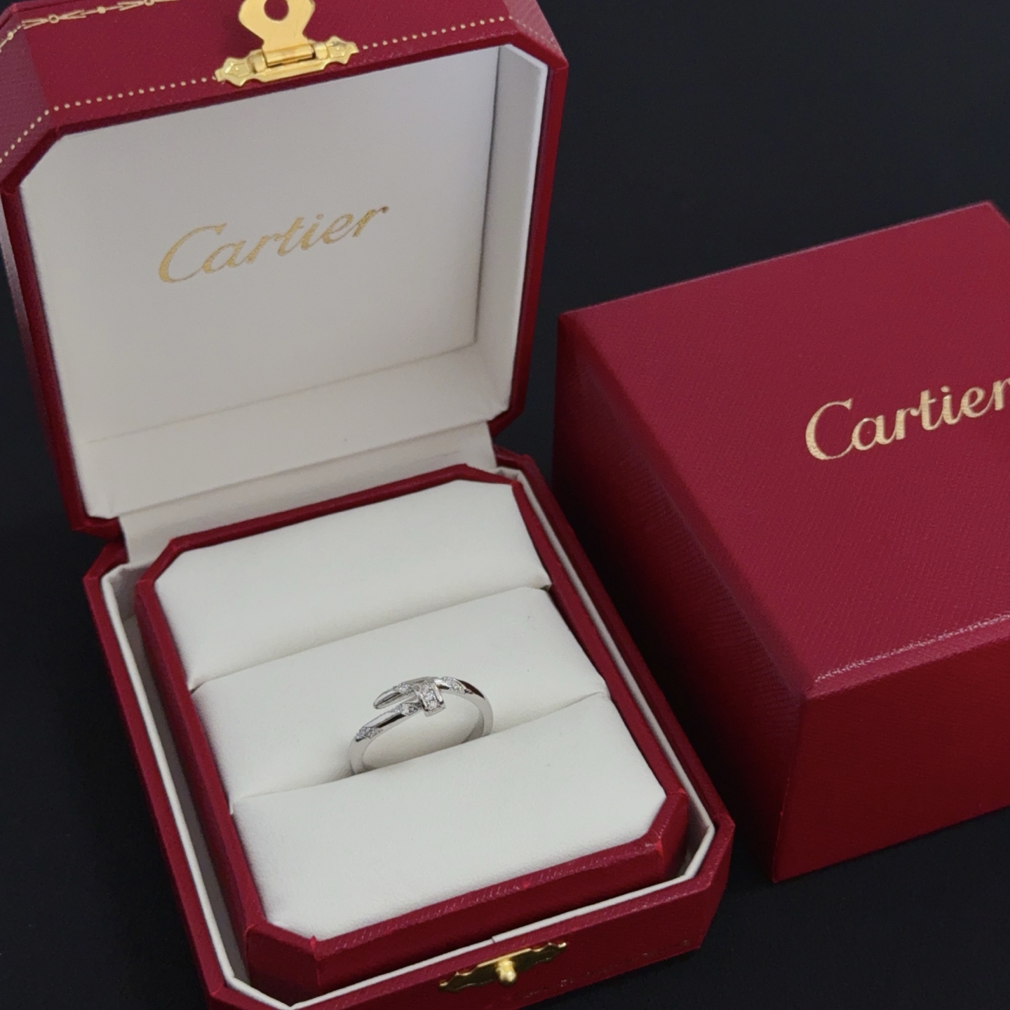 NO:387371,Cartier diamond-set nail ring High-end customized version Diamond inlay craft V-gold material Classic and fashionable style Reconstruct the aesthetics of love with sharp lines!  Breaking the convention, diamond-inlaid design creates a high-end ceiling - no need to build glitz, love should be pure as before. Cartier is loved by many celebrities and internet celebrities. The Leopard series bracelet is definitely an eternal classic, and there is no limit on men and women, and no limit on age!  Wear it you are the focus!  , jewelry boutique, cartier,ring,bracelet19860909卡地亚镶钻钉子戒指 高端定制版本 镶嵌钻工艺 V金材质 经典而时尚风格 用凌厉线条重构爱情美学！打破常规,镶嵌钻设计反而成就高级感天花板——无需浮华堆砌,爱本应纯粹如初 卡地亚受众多明星网红的爱戴 豹子系列手镯 绝对是永恒经典 而且男女不限 年龄不限 ！戴上它你就是焦点！,饰品精品,cartier,ring,bracelet,Jewelry