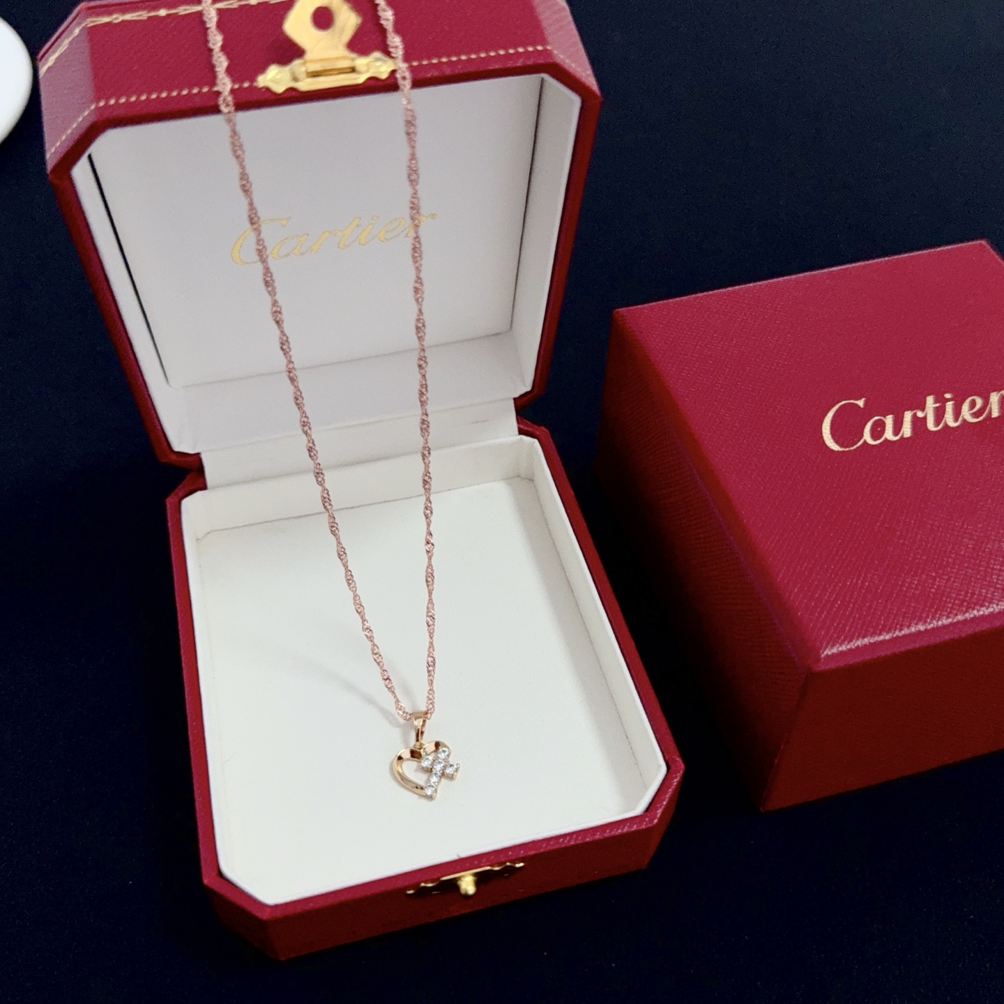 NO:387380,Cartier diamond-inlaid necklace, celebrity celebrity-similar, Douyin Xiaohongshu hit, high-end customized version, diamond-inlaid craft, V-gold material, classic and fashionable style, reconstructing love aesthetics with sharp lines!  Breaking the convention, diamond-inlaid design creates a high-end ceiling - no need to build glitz, love should be pure as before. Cartier is loved by many celebrities and internet celebrities. The Leopard series bracelet is definitely an eternal classic, and there is no limit on men and women, and no limit on age!  Wear it you are the focus!  , jewelry boutique, cartier, necklace, bracelet19860909卡地亚镶钻项链 明星网红同歀 抖音小红书爆款 高端定制版本 镶嵌钻工艺 V金材质 经典而时尚风格 用凌厉线条重构爱情美学！打破常规,镶嵌钻设计反而成就高级感天花板——无需浮华堆砌,爱本应纯粹如初 卡地亚受众多明星网红的爱戴 豹子系列手镯 绝对是永恒经典 而且男女不限 年龄不限 ！戴上它你就是焦点！,饰品精品,cartier,necklace,bracelet,Jewelry