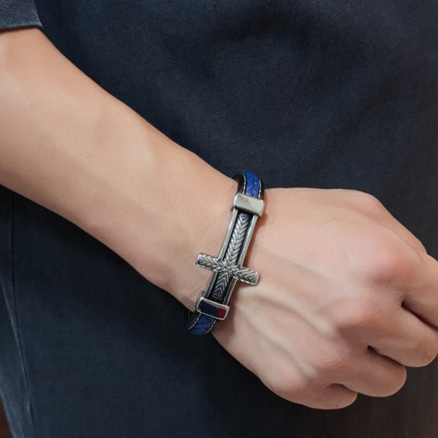 NO:386781,New [Counter Quality] Chrome Hearts Cross Leather Rope Bracelet Bracelet, different pattern design styles with different concave and convex shapes present a unique style. Cross Scout Flower is the logo of Croxin, so it lasts for a long time. Genuine version of Chrome Hearts Croxin, differentiates the market, benchmarks the quality of the version, and looks at the details of the letter printing. The degree of retro old gray oxygen. Seiko version!  , jewelry boutique, chrome hearts, chrome hearts, bracelet19860909新款【专柜品质】Chrome Hearts克罗心十字架皮绳手镯手绳,凹凸造型不同的花纹设计风格呈现出与众不同 十字架童军花是克罗心的标志 所以更经久不衰 正品打版Chrome Hearts克罗心 区别市场普通轻版 对版对标品质 看字印细节 复古做旧灰氧程度.精工版本！,饰品精品,chrome hearts,chrome hearts,bracelet,Jewelry