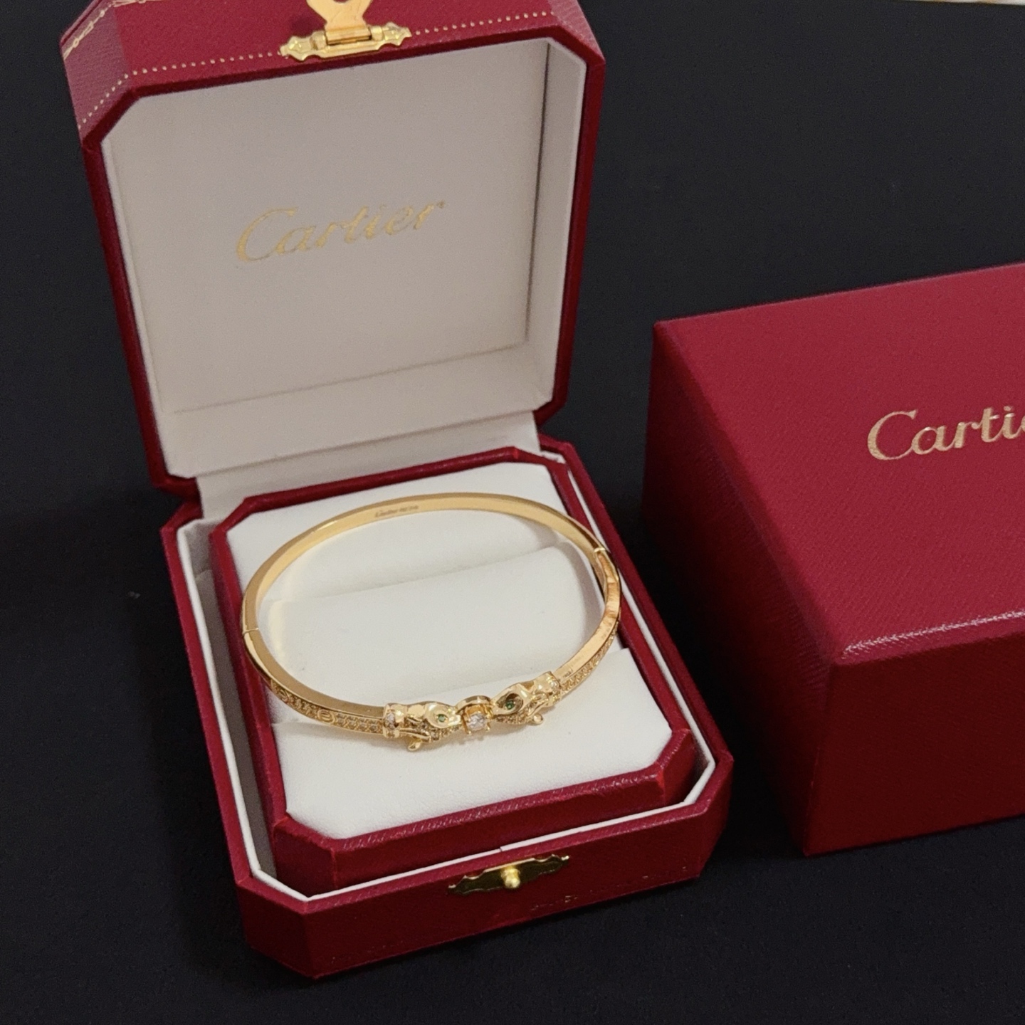 NO:387400,Cartier diamond-inlaid cheetah bracelet high-end customized version diamond-inlaid craft V-gold material classic and fashionable style reconstructs love aesthetics with sharp lines!  Breaking the convention, diamond-inlaid design creates a high-end ceiling - no need to build glitz, love should be pure as before. Cartier is loved by many celebrities and internet celebrities. The Leopard series bracelet is definitely an eternal classic, and there is no limit on men and women, and no limit on age!  Wear it you are the focus!  , jewelry boutique, cartier, bracelet19860909卡地亚镶钻猎豹手镯 高端定制版本 镶嵌钻工艺 V金材质 经典而时尚风格 用凌厉线条重构爱情美学！打破常规,镶嵌钻设计反而成就高级感天花板——无需浮华堆砌,爱本应纯粹如初 卡地亚受众多明星网红的爱戴 豹子系列手镯 绝对是永恒经典 而且男女不限 年龄不限 ！戴上它你就是焦点！,饰品精品,cartier,bracelet,Jewelry