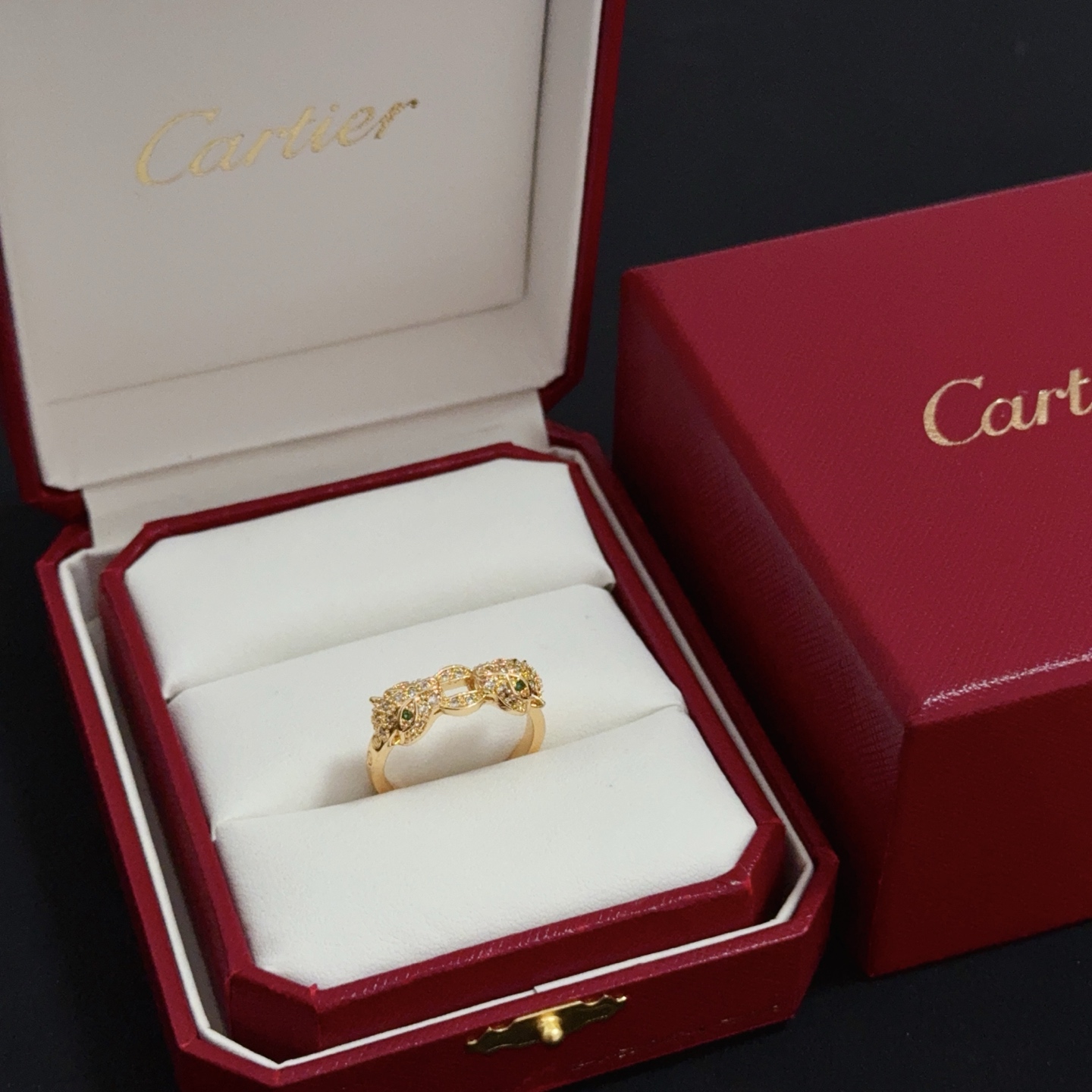 NO:387406,Cartier diamond-set cheetah ring, high-end customized version, diamond-set craftsmanship, V-gold material, classic and fashionable style, reconstructing love aesthetics with sharp lines!  Breaking the convention, diamond-inlaid design creates a high-end ceiling - no need to build glitz, love should be pure as before. Cartier is loved by many celebrities and internet celebrities. The Leopard series bracelet is definitely an eternal classic, and there is no limit on men and women, and no limit on age!  Wear it you are the focus!  , jewelry boutique, cartier,ring,bracelet19860909卡地亚镶钻猎豹戒指 高端定制版本 镶嵌钻工艺 V金材质 经典而时尚风格 用凌厉线条重构爱情美学！打破常规,镶嵌钻设计反而成就高级感天花板——无需浮华堆砌,爱本应纯粹如初 卡地亚受众多明星网红的爱戴 豹子系列手镯 绝对是永恒经典 而且男女不限 年龄不限 ！戴上它你就是焦点！,饰品精品,cartier,ring,bracelet,Jewelry