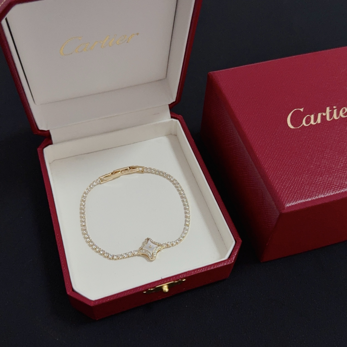 NO:387414,Cartier diamond bracelet, high-end customized version, diamond inlay craft, V-gold material, classic and fashionable style, reconstructing love aesthetics with sharp lines!  Breaking the convention, diamond-inlaid design creates a high-end ceiling - no need to build glitz, love should be pure as before. Cartier is loved by many celebrities and internet celebrities. The Leopard series bracelet is definitely an eternal classic, and there is no limit on men and women, and no limit on age!  Wear it you are the focus!  , jewelry boutique, cartier, bracelet, bracelet19860909卡地亚镶钻手链 高端定制版本 镶嵌钻工艺 V金材质 经典而时尚风格 用凌厉线条重构爱情美学！打破常规,镶嵌钻设计反而成就高级感天花板——无需浮华堆砌,爱本应纯粹如初 卡地亚受众多明星网红的爱戴 豹子系列手镯 绝对是永恒经典 而且男女不限 年龄不限 ！戴上它你就是焦点！,饰品精品,cartier,bracelet,bracelet,Jewelry