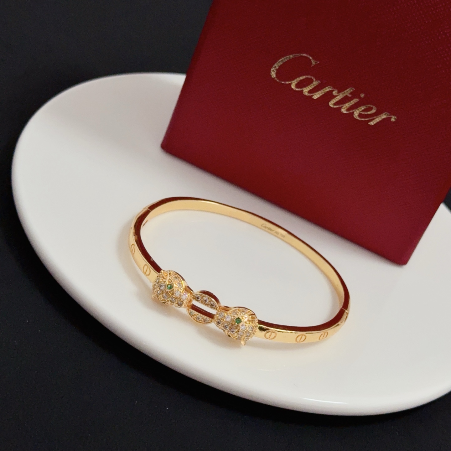 NO:387424,Cartier diamond-inlaid cheetah bracelet high-end customized version diamond-inlaid craft V-gold material classic and fashionable style reconstructs love aesthetics with sharp lines!  Breaking the convention, diamond-inlaid design creates a high-end ceiling - no need to build glitz, love should be pure as before. Cartier is loved by many celebrities and internet celebrities. The Leopard series bracelet is definitely an eternal classic, and there is no limit on men and women, and no limit on age!  Wear it you are the focus!  , jewelry boutique, cartier, bracelet19860909卡地亚镶钻猎豹手镯 高端定制版本 镶嵌钻工艺 V金材质 经典而时尚风格 用凌厉线条重构爱情美学！打破常规,镶嵌钻设计反而成就高级感天花板——无需浮华堆砌,爱本应纯粹如初 卡地亚受众多明星网红的爱戴 豹子系列手镯 绝对是永恒经典 而且男女不限 年龄不限 ！戴上它你就是焦点！,饰品精品,cartier,bracelet,Jewelry