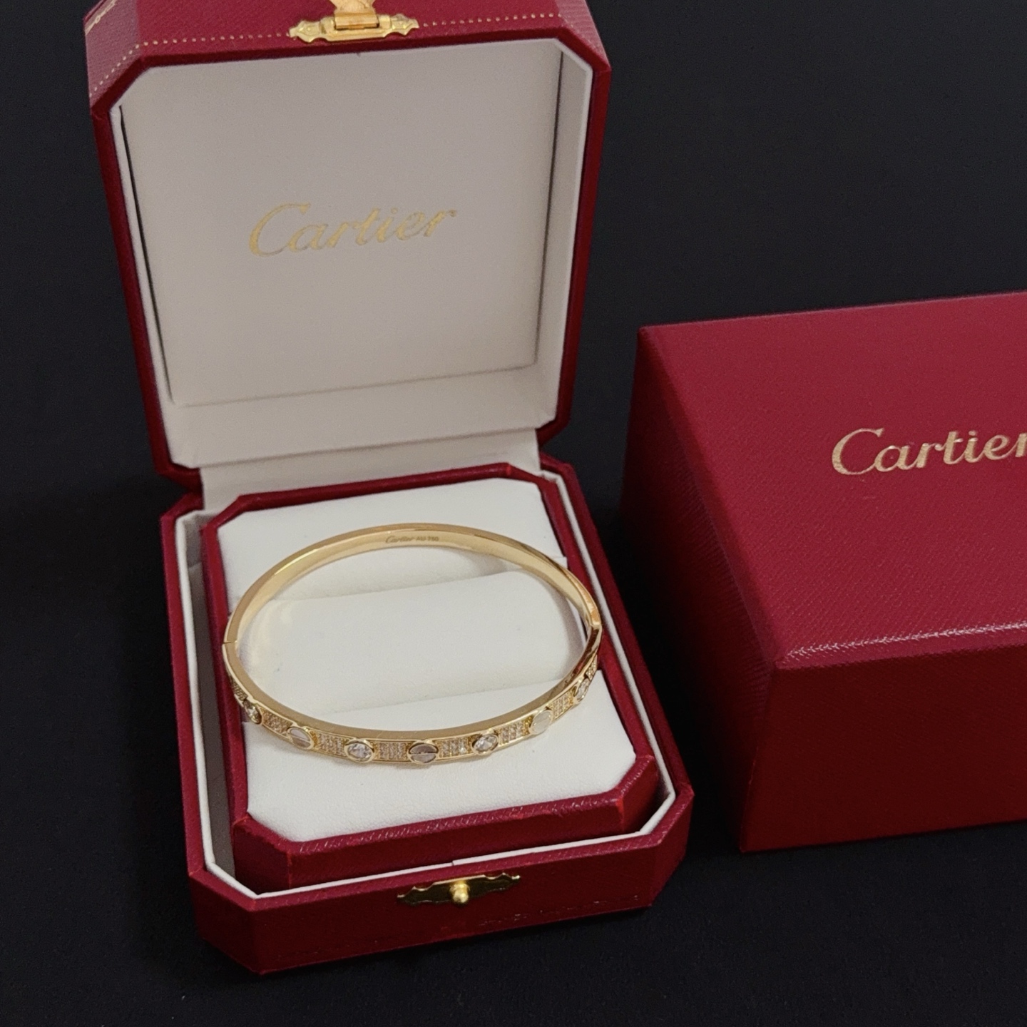 NO:387432,Cartier diamond-set bracelet, high-end customized version, diamond-set craftsmanship, V-gold material, classic and fashionable style, reconstructing love aesthetics with sharp lines!  Breaking the convention, diamond-inlaid design creates a high-end ceiling - no need to build glitz, love should be pure as before. Cartier is loved by many celebrities and internet celebrities. The Leopard series bracelet is definitely an eternal classic, and there is no limit on men and women, and no limit on age!  Wear it you are the focus!  , jewelry boutique, cartier, bracelet19860909卡地亚镶钻手镯 高端定制版本 镶嵌钻工艺 V金材质 经典而时尚风格 用凌厉线条重构爱情美学！打破常规,镶嵌钻设计反而成就高级感天花板——无需浮华堆砌,爱本应纯粹如初 卡地亚受众多明星网红的爱戴 豹子系列手镯 绝对是永恒经典 而且男女不限 年龄不限 ！戴上它你就是焦点！,饰品精品,cartier,bracelet,Jewelry