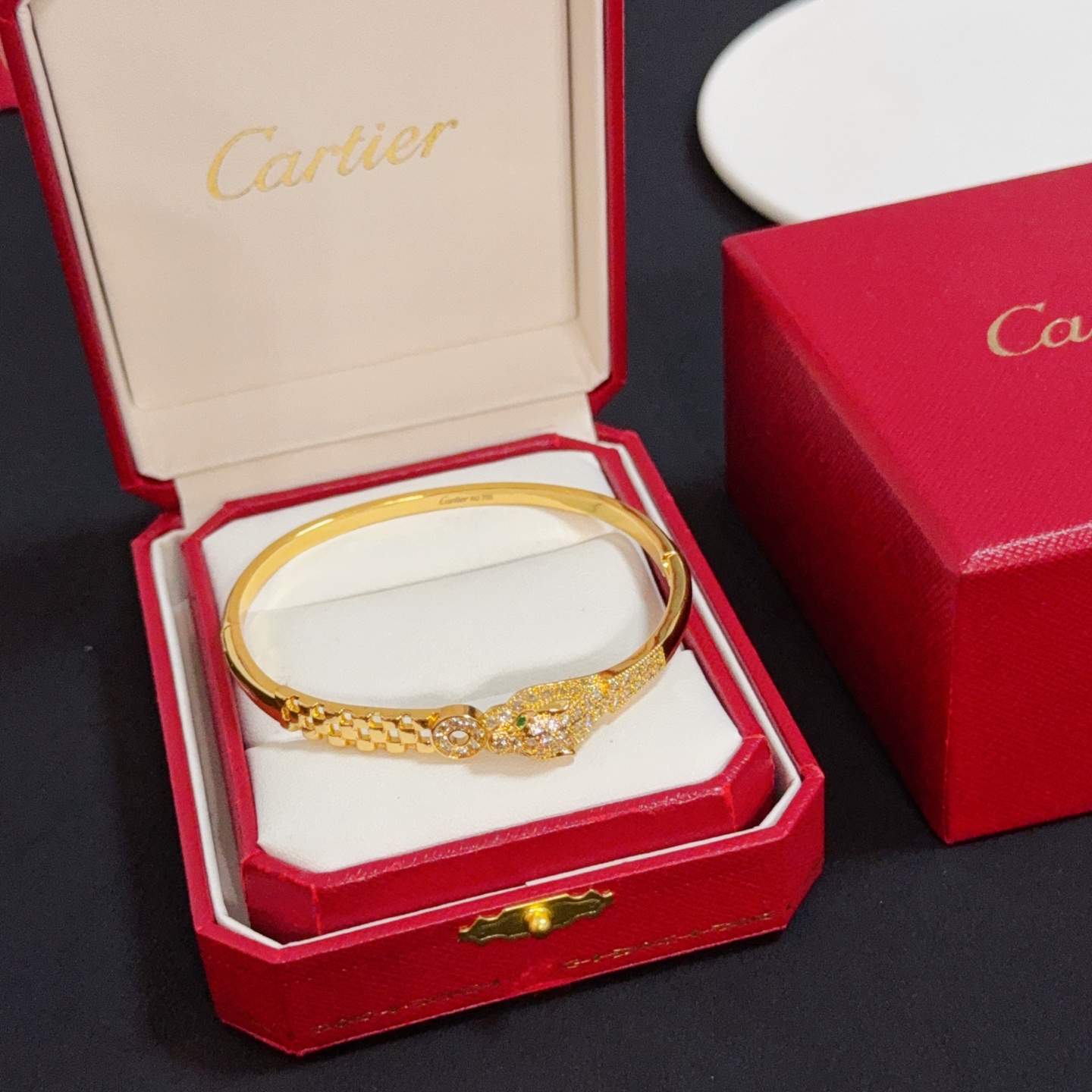 NO:516271,Cartier diamond-inlaid cheetah bracelet high-end customized version diamond-inlaid craft V-gold material classic and fashionable style reconstructs love aesthetics with sharp lines!  Breaking the convention, diamond-inlaid design creates a high-end ceiling - no need to build glitz, love should be pure as before. Cartier is loved by many celebrities and internet celebrities. The Leopard series bracelet is definitely an eternal classic, and there is no limit on men and women, and no limit on age!  Wear it you are the focus!  , jewelry boutique, cartier, bracelet19860909卡地亚镶钻猎豹手镯 高端定制版本 镶嵌钻工艺 V金材质 经典而时尚风格 用凌厉线条重构爱情美学！打破常规,镶嵌钻设计反而成就高级感天花板——无需浮华堆砌,爱本应纯粹如初 卡地亚受众多明星网红的爱戴 豹子系列手镯 绝对是永恒经典 而且男女不限 年龄不限 ！戴上它你就是焦点！,饰品精品,cartier,bracelet,Jewelry