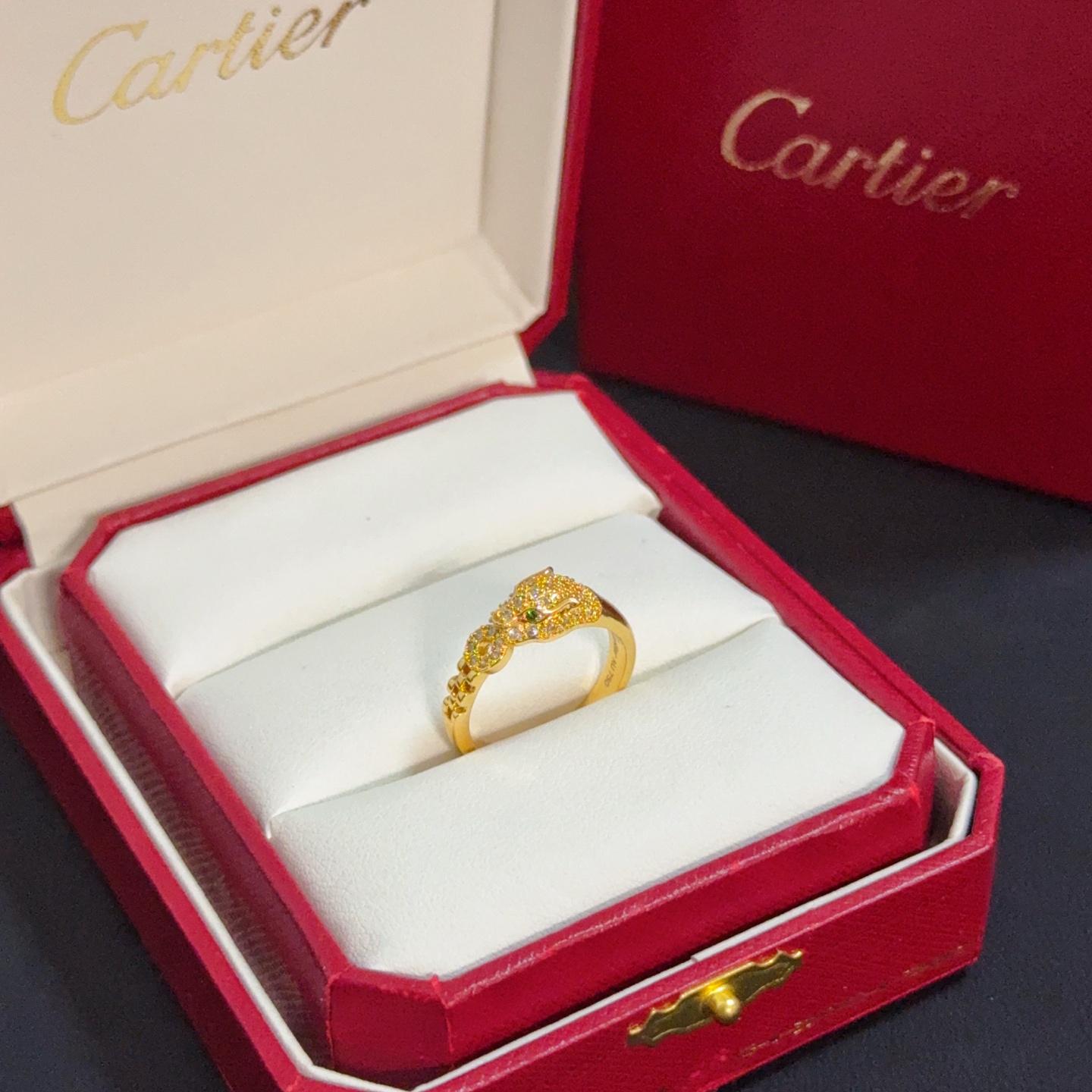 NO:516275,Cartier diamond-set cheetah ring, high-end customized version, diamond-set craftsmanship, V-gold material, classic and fashionable style, reconstructing love aesthetics with sharp lines!  Breaking the convention, diamond-inlaid design creates a high-end ceiling - no need to build glitz, love should be pure as before. Cartier is loved by many celebrities and internet celebrities. The Leopard series bracelet is definitely an eternal classic, and there is no limit on men and women, and no limit on age!  Wear it you are the focus!  , jewelry boutique, cartier,ring,bracelet19860909卡地亚镶钻猎豹戒指 高端定制版本 镶嵌钻工艺 V金材质 经典而时尚风格 用凌厉线条重构爱情美学！打破常规,镶嵌钻设计反而成就高级感天花板——无需浮华堆砌,爱本应纯粹如初 卡地亚受众多明星网红的爱戴 豹子系列手镯 绝对是永恒经典 而且男女不限 年龄不限 ！戴上它你就是焦点！,饰品精品,cartier,ring,bracelet,Jewelry