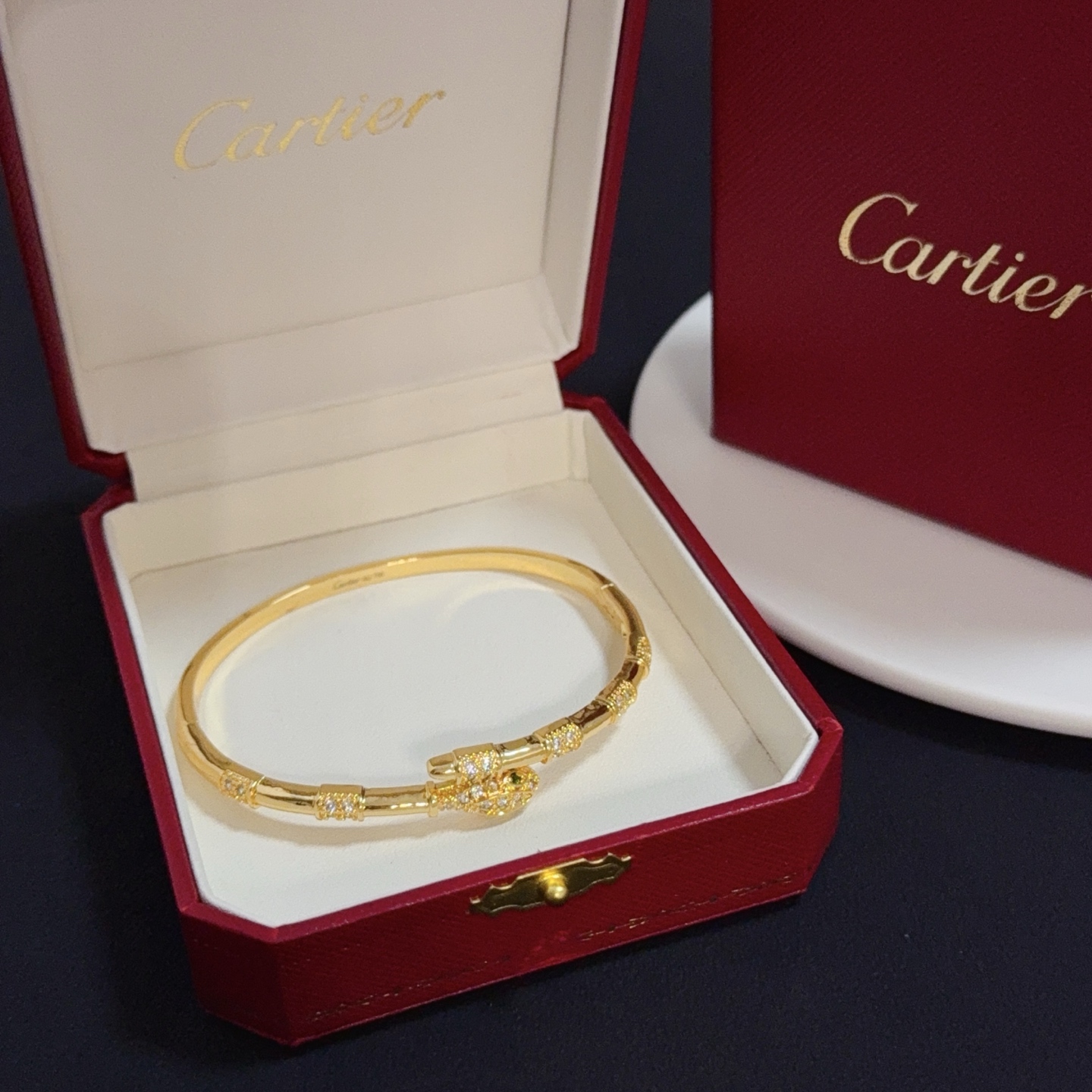 NO:516282,Cartier diamond-set bracelet, high-end customized version, diamond-set craftsmanship, V-gold material, classic and fashionable style, reconstructing love aesthetics with sharp lines!  Breaking the convention, diamond-inlaid design creates a high-end ceiling - no need to build glitz, love should be pure as before. Cartier is loved by many celebrities and internet celebrities. The Leopard series bracelet is definitely an eternal classic, and there is no limit on men and women, and no limit on age!  Wear it you are the focus!  , jewelry boutique, cartier, bracelet19860909卡地亚镶钻手镯 高端定制版本 镶嵌钻工艺 V金材质 经典而时尚风格 用凌厉线条重构爱情美学！打破常规,镶嵌钻设计反而成就高级感天花板——无需浮华堆砌,爱本应纯粹如初 卡地亚受众多明星网红的爱戴 豹子系列手镯 绝对是永恒经典 而且男女不限 年龄不限 ！戴上它你就是焦点！,饰品精品,cartier,bracelet,Jewelry