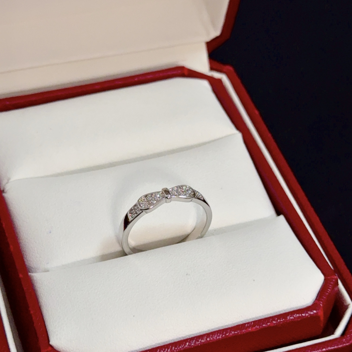 NO:516286,Cartier diamond ring, high-end customized version, diamond inlay craft, V-gold material, classic and fashionable style, reconstructing love aesthetics with sharp lines!  Breaking the convention, diamond-inlaid design creates a high-end ceiling - no need to build glitz, love should be pure as before. Cartier is loved by many celebrities and internet celebrities. The Leopard series bracelet is definitely an eternal classic, and there is no limit on men and women, and no limit on age!  Wear it you are the focus!  , jewelry boutique, cartier,ring,bracelet19860909卡地亚镶钻戒指 高端定制版本 镶嵌钻工艺 V金材质 经典而时尚风格 用凌厉线条重构爱情美学！打破常规,镶嵌钻设计反而成就高级感天花板——无需浮华堆砌,爱本应纯粹如初 卡地亚受众多明星网红的爱戴 豹子系列手镯 绝对是永恒经典 而且男女不限 年龄不限 ！戴上它你就是焦点！,饰品精品,cartier,ring,bracelet,Jewelry