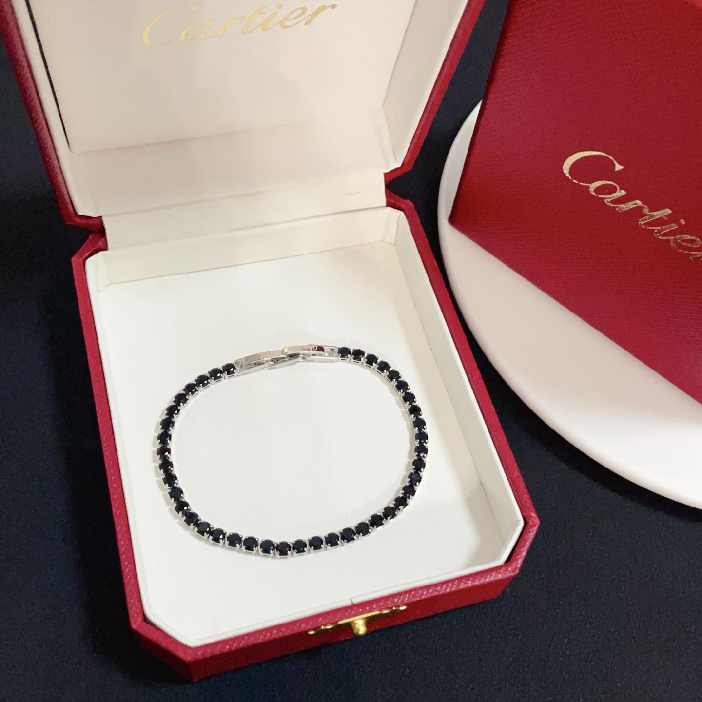 NO:516290,Cartier diamond bracelet, high-end customized version, diamond inlay craft, V-gold material, classic and fashionable style, reconstructing love aesthetics with sharp lines!  Breaking the convention, diamond-inlaid design creates a high-end ceiling - no need to build glitz, love should be pure as before. Cartier is loved by many celebrities and internet celebrities. The Leopard series bracelet is definitely an eternal classic, and there is no limit on men and women, and no limit on age!  Wear it you are the focus!  , jewelry boutique, cartier, bracelet, bracelet19860909卡地亚镶钻手链 高端定制版本 镶嵌钻工艺 V金材质 经典而时尚风格 用凌厉线条重构爱情美学！打破常规,镶嵌钻设计反而成就高级感天花板——无需浮华堆砌,爱本应纯粹如初 卡地亚受众多明星网红的爱戴 豹子系列手镯 绝对是永恒经典 而且男女不限 年龄不限 ！戴上它你就是焦点！,饰品精品,cartier,bracelet,bracelet,Jewelry