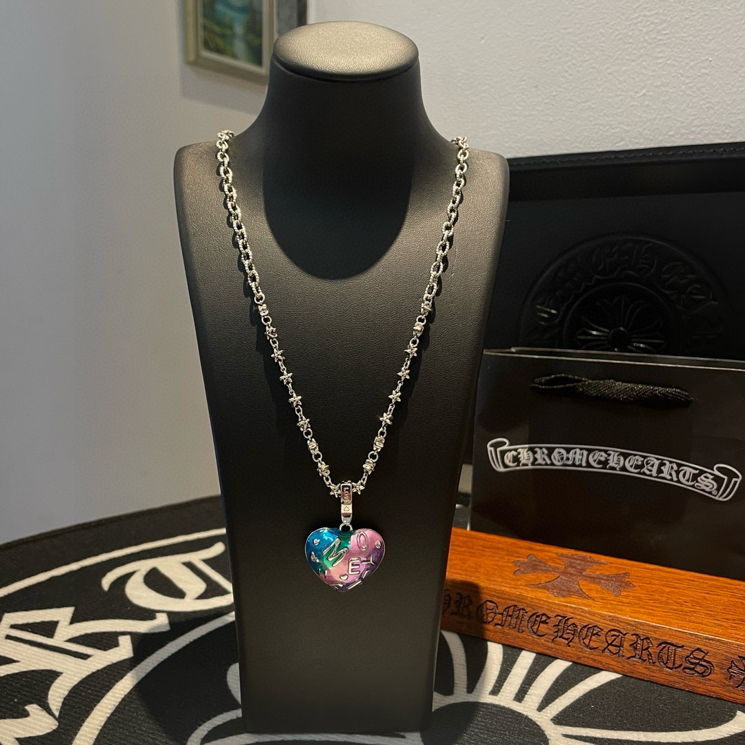 NO:515924,New [Counter Quality] Chrome Hearts Croxin Classic Retro Necklace Purple Heart-shaped Pendant Different pattern design styles with concave and convex shapes Present unique Cross Scout Flowers are Croxin's ambitions, so they last longer. Genuine version of Chrome Hearts Croxin Difference on the market ordinary light version, benchmarking the quality of the version, looking at the details of the letter printing, retro old gray oxygen level. Seiko version!  !  !  Pure handmade ~ Authentic model opening must-have fashion and fashion, both men and women can wear it, same style for couples, original official website, rock punk style silver style, retro elements, trendy and versatile!  , jewelry boutique, chrome hearts, chrome hearts, necklace19860909新款【专柜品质】Chrome Hearts克罗心经典复古项链 紫色心型吊坠 凹凸造型不同的花纹设计风格 呈现出与众不同 十字架 童军花是克罗心的志 所以更经久不衰 正品打版Chrome Hearts克罗心 区别市场普通轻版 对版对标品质 看字印细节 复古做旧灰氧程度.精工版本！！！ 纯手工打造 ～正品开模潮流时尚必备 男女均可佩戴 情侣同款 官网原版 摇滚朋克泰银风格 复古元素 潮流百搭！,饰品精品,chrome hearts,chrome hearts,necklace,Jewelry