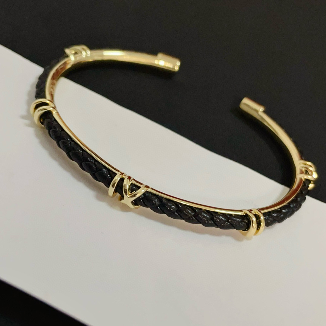 NO:516302,Black Cartier bamboo bracelet, celebrity celebrity, Douyin Xiaohongshu hit, high-end customized version, diamond inlay craft, V gold material, classic and fashionable style, reconstructing love aesthetics with sharp lines!  Breaking the convention, diamond-inlaid design creates a high-end ceiling - no need to build glitz, love should be pure as before. Cartier is loved by many celebrities and internet celebrities. The Leopard series bracelet is definitely an eternal classic, and there is no limit on men and women, and no limit on age!  Put it on and you are the protagonist!  , jewelry boutique, cartier, bracelet19860909黑色 卡地亚竹节手镯 明星网红同歀 抖音小红书爆款 高端定制版本 镶嵌钻工艺 V金材质 经典而时尚风格 用凌厉线条重构爱情美学！打破常规,镶嵌钻设计反而成就高级感天花板——无需浮华堆砌,爱本应纯粹如初 卡地亚受众多明星网红的爱戴 豹子系列手镯 绝对是永恒经典 而且男女不限 年龄不限 ！戴上它你就是主角！,饰品精品,cartier,bracelet,Jewelry