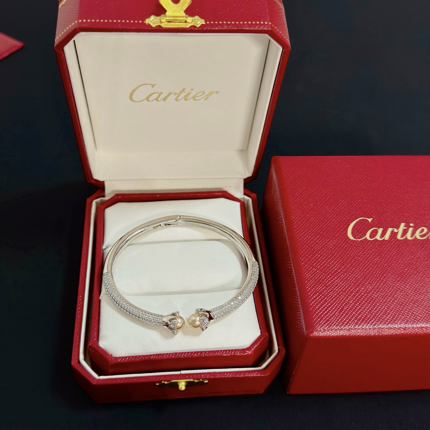 NO:516329,Cartier diamond-set bracelet, high-end customized version, diamond-set craftsmanship, V-gold material, classic and fashionable style, reconstructing love aesthetics with sharp lines!  Breaking the convention, diamond-inlaid design creates a high-end ceiling - no need to build glitz, love should be pure as before. Cartier is loved by many celebrities and internet celebrities. The Leopard series bracelet is definitely an eternal classic, and there is no limit on men and women, and no limit on age!  Wear it you are the focus!  , jewelry boutique, cartier, bracelet19860909卡地亚镶钻手镯 高端定制版本 镶嵌钻工艺 V金材质 经典而时尚风格 用凌厉线条重构爱情美学！打破常规,镶嵌钻设计反而成就高级感天花板——无需浮华堆砌,爱本应纯粹如初 卡地亚受众多明星网红的爱戴 豹子系列手镯 绝对是永恒经典 而且男女不限 年龄不限 ！戴上它你就是焦点！,饰品精品,cartier,bracelet,Jewelry