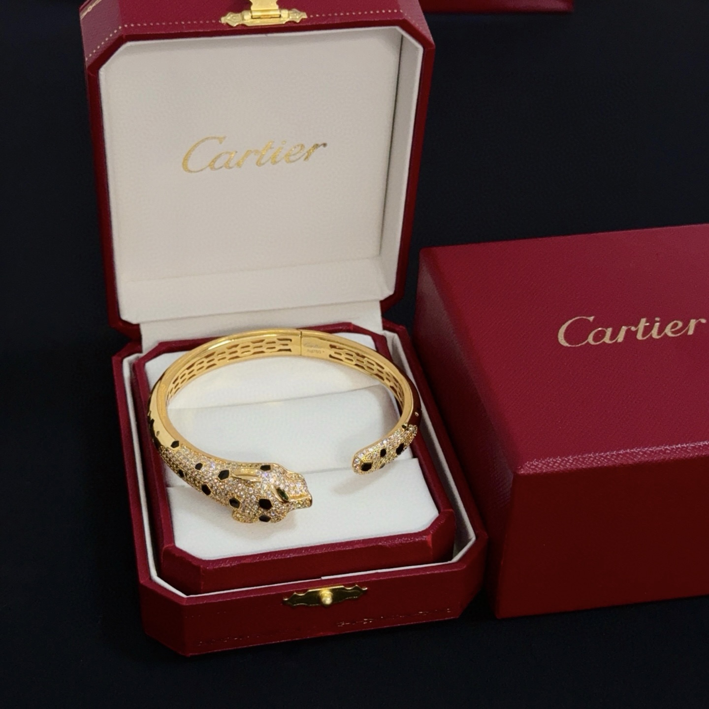 NO:516311,Cartier diamond-inlaid leopard bracelet, high-end customized version, diamond-inlaid craft, V-gold material, classic and fashionable style, reconstructing love aesthetics with sharp lines!  Breaking the convention, diamond-inlaid design creates a high-end ceiling - no need to build glitz, love should be pure as before. Cartier is loved by many celebrities and internet celebrities. The Leopard series bracelet is definitely an eternal classic, and there is no limit on men and women, and no limit on age!  Wear it you are the focus!  , jewelry boutique, cartier, bracelet19860909卡地亚镶钻豹子手镯 高端定制版本 镶嵌钻工艺 V金材质 经典而时尚风格 用凌厉线条重构爱情美学！打破常规,镶嵌钻设计反而成就高级感天花板——无需浮华堆砌,爱本应纯粹如初 卡地亚受众多明星网红的爱戴 豹子系列手镯 绝对是永恒经典 而且男女不限 年龄不限 ！戴上它你就是焦点！,饰品精品,cartier,bracelet,Jewelry