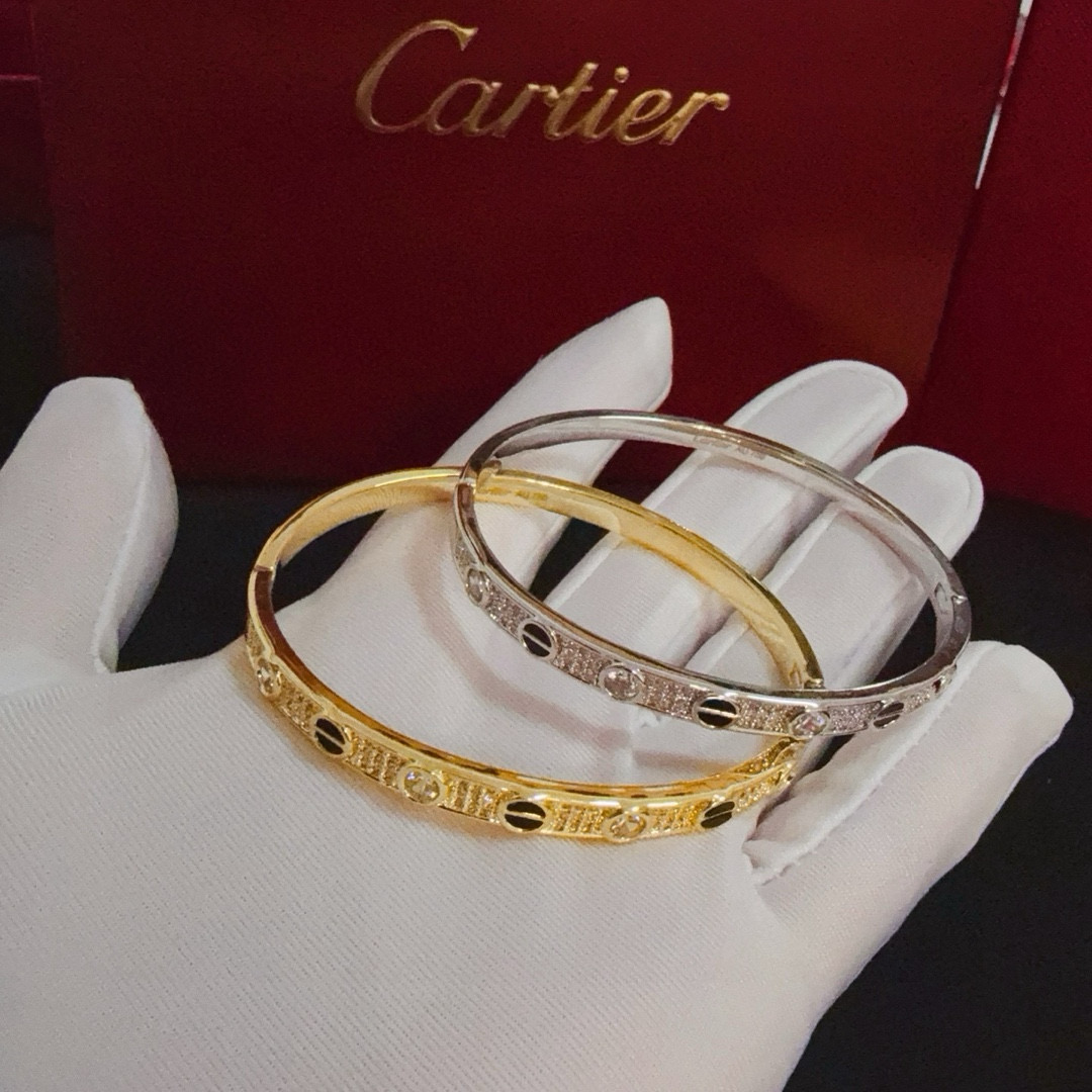 NO:516323,Cartier love diamond inlay bracelet, high-end customized version, diamond inlay craftsmanship, V-gold material, classic and fashionable style, reconstructing love aesthetics with sharp lines!  Breaking the convention, diamond-inlaid design creates a high-end ceiling - no need to build glitz, love should be pure as before. Cartier is loved by many celebrities and internet celebrities. The Leopard series bracelet is definitely an eternal classic, and there is no limit on men and women, and no limit on age!  Wear it you are the focus!  , jewelry boutique, cartier, bracelet19860909卡地亚love间钻镶钻手镯 高端定制版本 镶嵌钻工艺 V金材质 经典而时尚风格 用凌厉线条重构爱情美学！打破常规,镶嵌钻设计反而成就高级感天花板——无需浮华堆砌,爱本应纯粹如初 卡地亚受众多明星网红的爱戴 豹子系列手镯 绝对是永恒经典 而且男女不限 年龄不限 ！戴上它你就是焦点！,饰品精品,cartier,bracelet,Jewelry