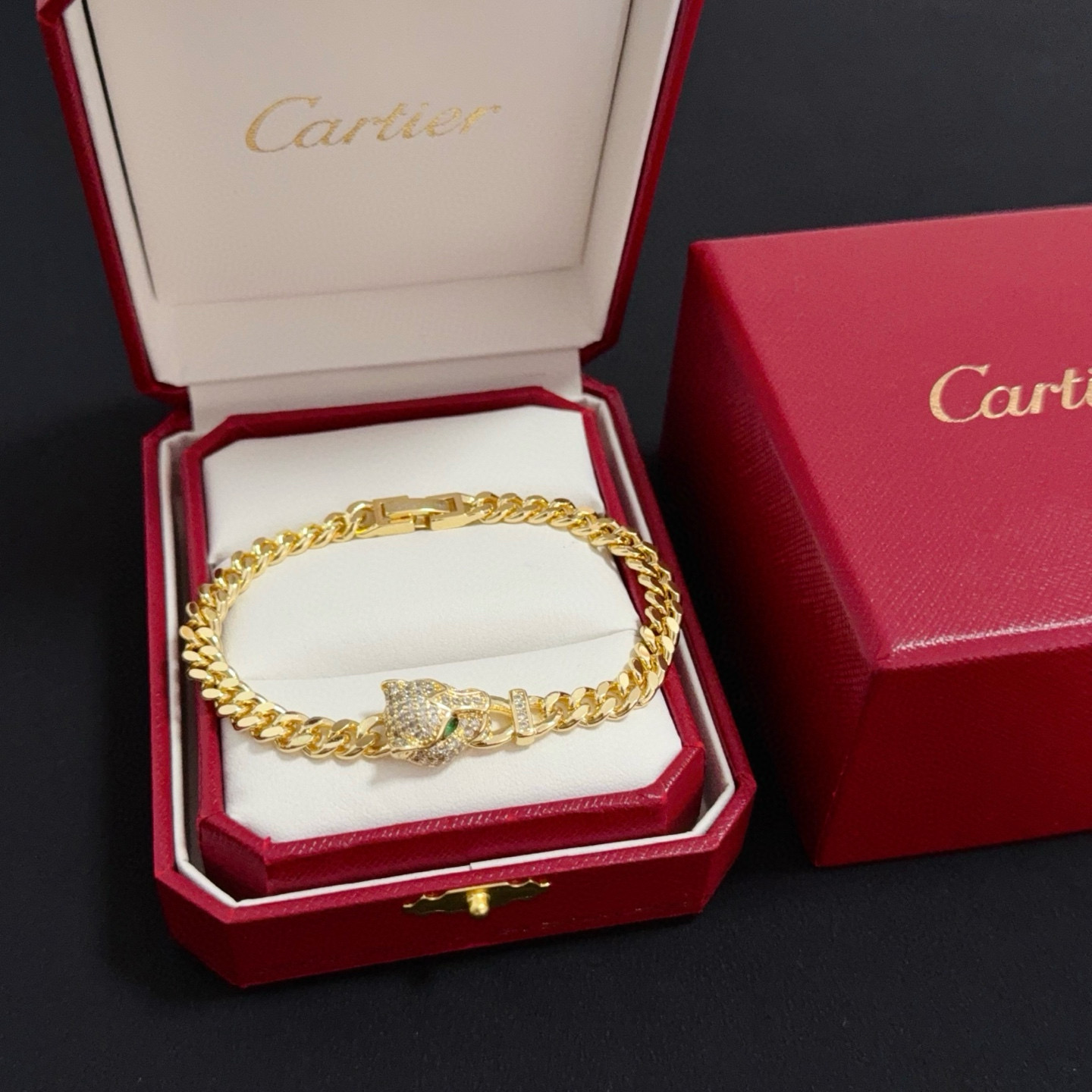 NO:516334,Cartier diamond-set leopard head bracelet high-end customized version diamond inlay craft V gold material classic and fashionable style reconstructs love aesthetics with sharp lines!  Breaking the convention, diamond-inlaid design creates a high-end ceiling - no need to build glitz, love should be pure as before. Cartier is loved by many celebrities and internet celebrities. The Leopard series bracelet is definitely an eternal classic, and there is no limit on men and women, and no limit on age!  Wear it you are the focus!  , jewelry boutique, cartier, bracelet, bracelet19860909卡地亚镶钻豹头手链 高端定制版本 镶嵌钻工艺 V金材质 经典而时尚风格 用凌厉线条重构爱情美学！打破常规,镶嵌钻设计反而成就高级感天花板——无需浮华堆砌,爱本应纯粹如初 卡地亚受众多明星网红的爱戴 豹子系列手镯 绝对是永恒经典 而且男女不限 年龄不限 ！戴上它你就是焦点！,饰品精品,cartier,bracelet,bracelet,Jewelry