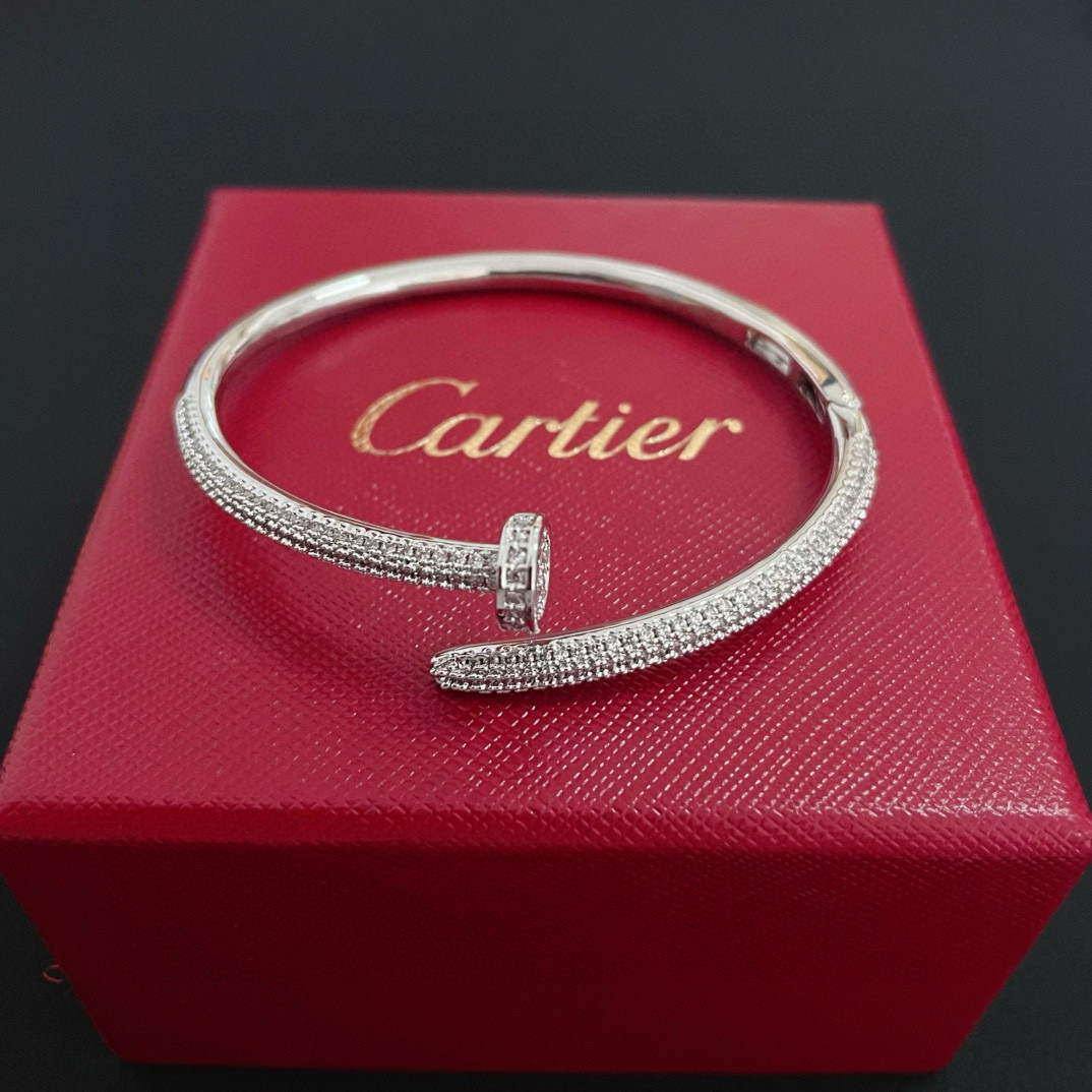 NO:516347,Cartier nail bracelet, high-end customized version, diamond inlay craft, V-gold material, classic and fashionable style, reconstructing love aesthetics with sharp lines!  Breaking the convention, diamond-inlaid design creates a high-end ceiling - no need to build glitz, love should be pure as before. Cartier is loved by many celebrities and internet celebrities. The Leopard series bracelet is definitely an eternal classic, and there is no limit on men and women, and no limit on age!  Wear it you are the focus!  , jewelry boutique, cartier, bracelet19860909卡地亚钉子手镯 高端定制版本 镶嵌钻工艺 V金材质 经典而时尚风格 用凌厉线条重构爱情美学！打破常规,镶嵌钻设计反而成就高级感天花板——无需浮华堆砌,爱本应纯粹如初 卡地亚受众多明星网红的爱戴 豹子系列手镯 绝对是永恒经典 而且男女不限 年龄不限 ！戴上它你就是焦点！,饰品精品,cartier,bracelet,Jewelry