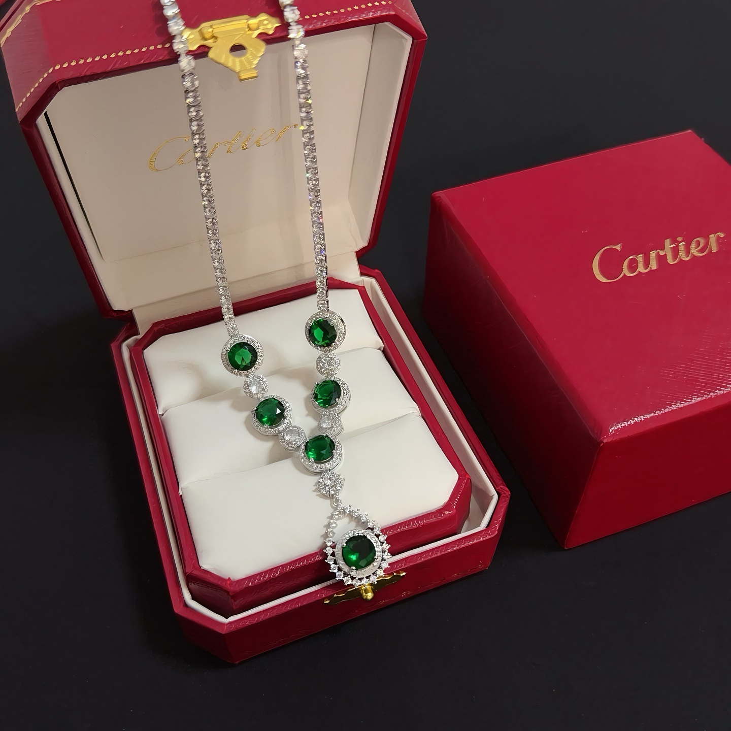 NO:516348,Cartier Emerald Diamond Necklace High-end Customized Version Inlaid Diamond Crafts V-Gold Material Classic and Fashion Style Reconstructing Love Aesthetics with sharp lines!  Breaking the convention, diamond-inlaid design creates a high-end ceiling - no need to build glitz, love should be pure as before. Cartier is loved by many celebrities and internet celebrities. The Leopard series bracelet is definitely an eternal classic, and there is no limit on men and women, and no limit on age!  Wear it you are the focus!  , jewelry boutique, cartier, necklace, bracelet19860909卡地亚祖母绿钻项链 高端定制版本 镶嵌钻工艺 V金材质 经典而时尚风格 用凌厉线条重构爱情美学！打破常规,镶嵌钻设计反而成就高级感天花板——无需浮华堆砌,爱本应纯粹如初 卡地亚受众多明星网红的爱戴 豹子系列手镯 绝对是永恒经典 而且男女不限 年龄不限 ！戴上它你就是焦点！,饰品精品,cartier,necklace,bracelet,Jewelry