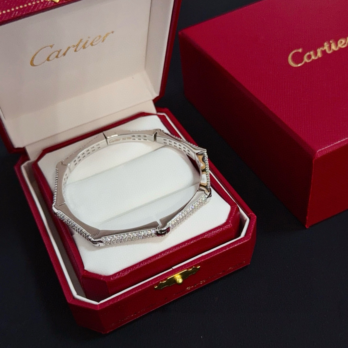 NO:516363,Cartier diamond-set bracelet, high-end customized version, diamond-set craftsmanship, V-gold material, classic and fashionable style, reconstructing love aesthetics with sharp lines!  Breaking the convention, diamond-inlaid design creates a high-end ceiling - no need to build glitz, love should be pure as before. Cartier is loved by many celebrities and internet celebrities. The Leopard series bracelet is definitely an eternal classic, and there is no limit on men and women, and no limit on age!  Wear it you are the focus!  , jewelry boutique, cartier, bracelet19860909卡地亚镶钻手镯 高端定制版本 镶嵌钻工艺 V金材质 经典而时尚风格 用凌厉线条重构爱情美学！打破常规,镶嵌钻设计反而成就高级感天花板——无需浮华堆砌,爱本应纯粹如初 卡地亚受众多明星网红的爱戴 豹子系列手镯 绝对是永恒经典 而且男女不限 年龄不限 ！戴上它你就是焦点！,饰品精品,cartier,bracelet,Jewelry