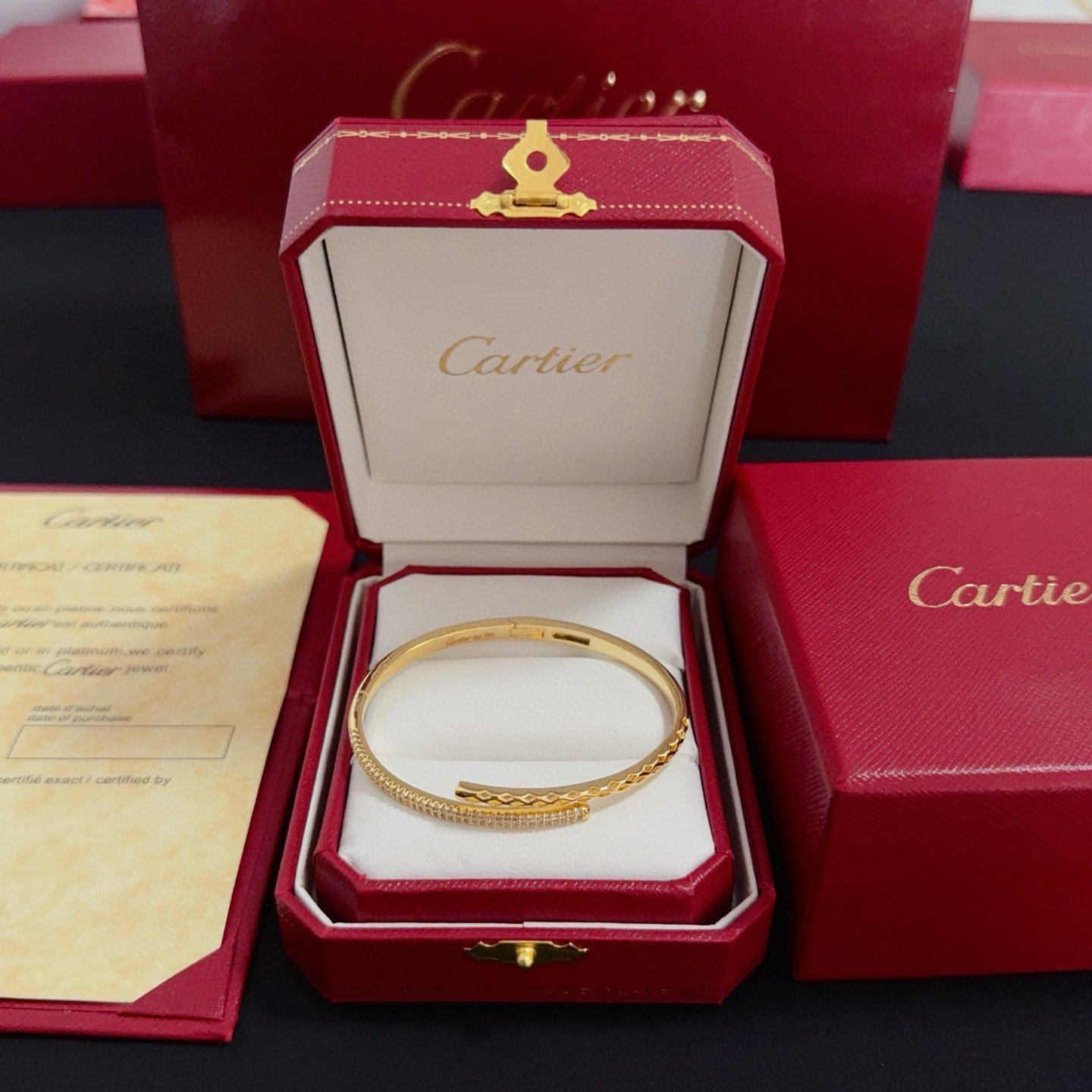 NO:516376,Cartier diamond-set bracelet, high-end customized version, diamond-set craftsmanship, V-gold material, classic and fashionable style, reconstructing love aesthetics with sharp lines!  Breaking the convention, diamond-inlaid design creates a high-end ceiling - no need to build glitz, love should be pure as before. Cartier is loved by many celebrities and internet celebrities. The Leopard series bracelet is definitely an eternal classic, and there is no limit on men and women, and no limit on age!  Wear it you are the focus!  , jewelry boutique, cartier, bracelet19860909卡地亚镶钻手镯 高端定制版本 镶嵌钻工艺 V金材质 经典而时尚风格 用凌厉线条重构爱情美学！打破常规,镶嵌钻设计反而成就高级感天花板——无需浮华堆砌,爱本应纯粹如初 卡地亚受众多明星网红的爱戴 豹子系列手镯 绝对是永恒经典 而且男女不限 年龄不限 ！戴上它你就是焦点！,饰品精品,cartier,bracelet,Jewelry