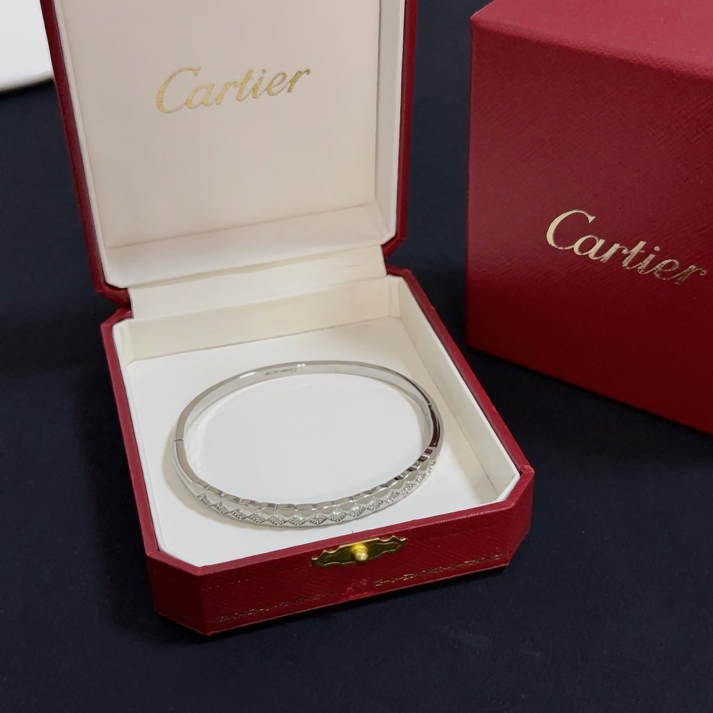 NO:516349,Cartier diamond-set bracelet, high-end customized version, diamond-set craftsmanship, V-gold material, classic and fashionable style, reconstructing love aesthetics with sharp lines!  Breaking the convention, diamond-inlaid design creates a high-end ceiling - no need to build glitz, love should be pure as before. Cartier is loved by many celebrities and internet celebrities. The Leopard series bracelet is definitely an eternal classic, and there is no limit on men and women, and no limit on age!  Wear it you are the focus!  , jewelry boutique, cartier, bracelet19860909卡地亚镶钻手镯 高端定制版本 镶嵌钻工艺 V金材质 经典而时尚风格 用凌厉线条重构爱情美学！打破常规,镶嵌钻设计反而成就高级感天花板——无需浮华堆砌,爱本应纯粹如初 卡地亚受众多明星网红的爱戴 豹子系列手镯 绝对是永恒经典 而且男女不限 年龄不限 ！戴上它你就是焦点！,饰品精品,cartier,bracelet,Jewelry