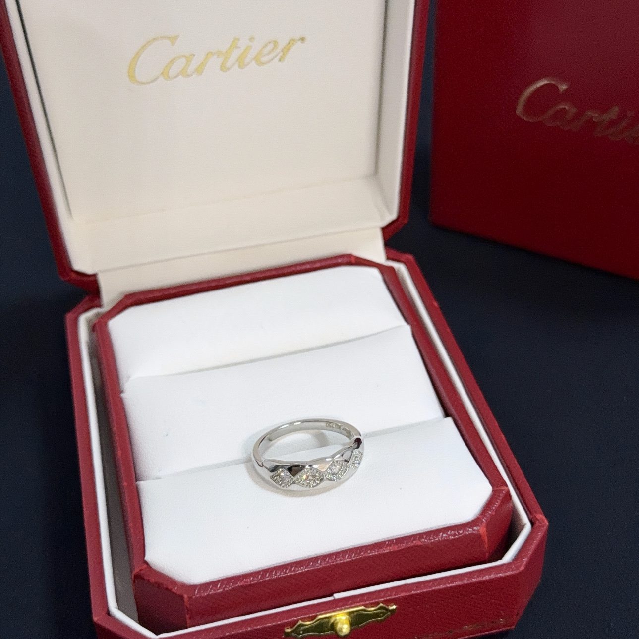 NO:516354,Cartier diamond ring, high-end customized version, diamond inlay craft, V-gold material, classic and fashionable style, reconstructing love aesthetics with sharp lines!  Breaking the convention, diamond-inlaid design creates a high-end ceiling - no need to build glitz, love should be pure as before. Cartier is loved by many celebrities and internet celebrities. The Leopard series bracelet is definitely an eternal classic, and there is no limit on men and women, and no limit on age!  Wear it you are the focus!  , jewelry boutique, cartier,ring,bracelet19860909卡地亚镶钻戒指 高端定制版本 镶嵌钻工艺 V金材质 经典而时尚风格 用凌厉线条重构爱情美学！打破常规,镶嵌钻设计反而成就高级感天花板——无需浮华堆砌,爱本应纯粹如初 卡地亚受众多明星网红的爱戴 豹子系列手镯 绝对是永恒经典 而且男女不限 年龄不限 ！戴上它你就是焦点！,饰品精品,cartier,ring,bracelet,Jewelry