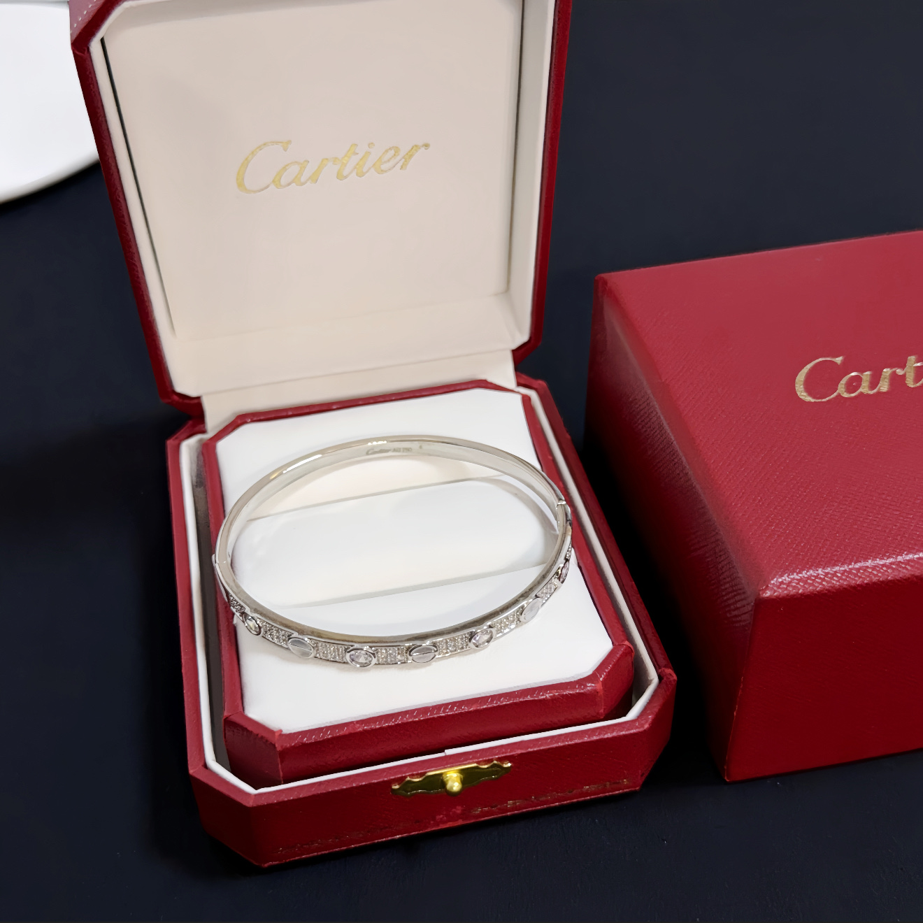 NO:516369,Cartier diamond-set bracelet, high-end customized version, diamond-set craftsmanship, V-gold material, classic and fashionable style, reconstructing love aesthetics with sharp lines!  Breaking the convention, diamond-inlaid design creates a high-end ceiling - no need to build glitz, love should be pure as before. Cartier is loved by many celebrities and internet celebrities. The Leopard series bracelet is definitely an eternal classic, and there is no limit on men and women, and no limit on age!  Wear it you are the focus!  , jewelry boutique, cartier, bracelet19860909卡地亚镶钻手镯 高端定制版本 镶嵌钻工艺 V金材质 经典而时尚风格 用凌厉线条重构爱情美学！打破常规,镶嵌钻设计反而成就高级感天花板——无需浮华堆砌,爱本应纯粹如初 卡地亚受众多明星网红的爱戴 豹子系列手镯 绝对是永恒经典 而且男女不限 年龄不限 ！戴上它你就是焦点！,饰品精品,cartier,bracelet,Jewelry