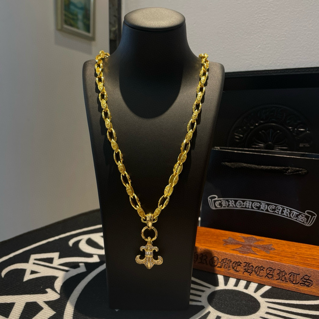 NO:516077,New [Counter Quality] Chrome Hearts Croxin Classic golden diamond buckle necklace Fully diamond scout flower pendant Different pattern design styles present unique cross Scout flower is Croxin's ambition, so it lasts for a long time. Genuine version of Chrome Hearts Croxin, different from the market ordinary light version, benchmark the quality of the version, look at the details of the letter printing, retro old gray oxygen level. Seiko version!  !  !  Pure handmade ~ Authentic model opening must-have fashion and fashion, both men and women can wear it, same style for couples, original official website, rock punk style silver style, retro elements, trendy and versatile!  , jewelry boutique, chrome hearts, chrome hearts, necklace, gold19860909新款【专柜品质】Chrome Hearts克罗心 经典黄金色菱形扣项链 满钻童军花吊坠 凹凸造型不同的花纹设计风格 呈现出与众不同 十字架 童军花是克罗心的志 所以更经久不衰 正品打版Chrome Hearts克罗心 区别市场普通轻版 对版对标品质 看字印细节 复古做旧灰氧程度.精工版本！！！ 纯手工打造 ～正品开模潮流时尚必备 男女均可佩戴 情侣同款 官网原版 摇滚朋克泰银风格 复古元素 潮流百搭！,饰品精品,chrome hearts,chrome hearts,necklace,gold,Jewelry