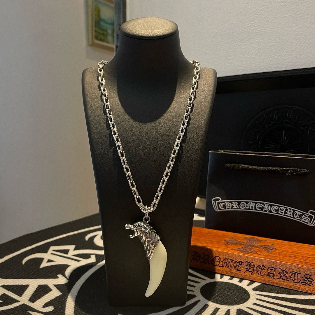 NO:516065,Batch New style [Counter Quality] Chrome Hearts Croxin Classic retro letter necklace Personalized wolf head pendant Different pattern design styles with concave and convex shapes Present unique Cross Scout flowers are Croxin's ambitions, so they last longer. Genuine version of Chrome Hearts Croxin Difference to the market ordinary light version, match the quality of the version, look at the details of the letter printing, the degree of retro old gray oxygen. Seiko version!  !  !  Pure handmade ~ Authentic model opening must-have fashion and fashion, both men and women can wear it, same style for couples, original official website, rock punk style silver style, retro elements, trendy and versatile!  , jewelry boutique, chrome hearts, chrome hearts, necklace19860909批 新款【专柜品质】Chrome Hearts克罗心 经典复古字母项链 个性狼头吊坠 凹凸造型不同的花纹设计风格 呈现出与众不同 十字架 童军花是克罗心的志 所以更经久不衰 正品打版Chrome Hearts克罗心 区别市场普通轻版 对版对标品质 看字印细节 复古做旧灰氧程度.精工版本！！！ 纯手工打造 ～正品开模潮流时尚必备 男女均可佩戴 情侣同款 官网原版 摇滚朋克泰银风格 复古元素 潮流百搭！,饰品精品,chrome hearts,chrome hearts,necklace,Jewelry